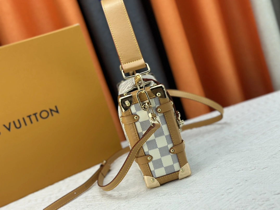 Sleek 1244 Louis Vuitton AAA Quality Messenger Bags For Unisex