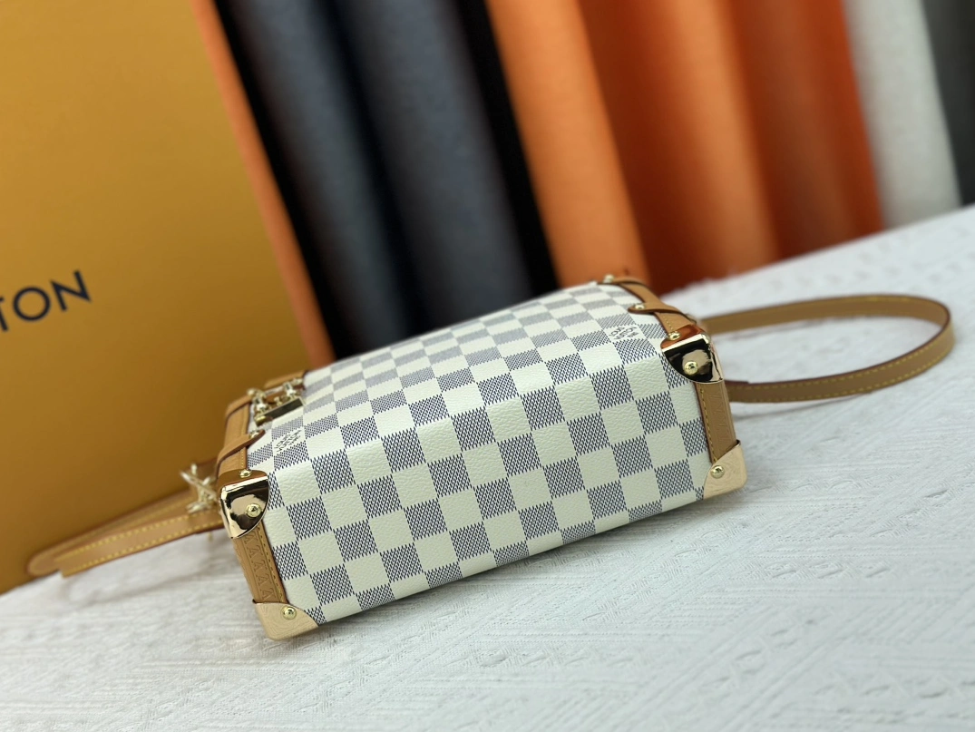Sleek 1244 Louis Vuitton AAA Quality Messenger Bags For Unisex