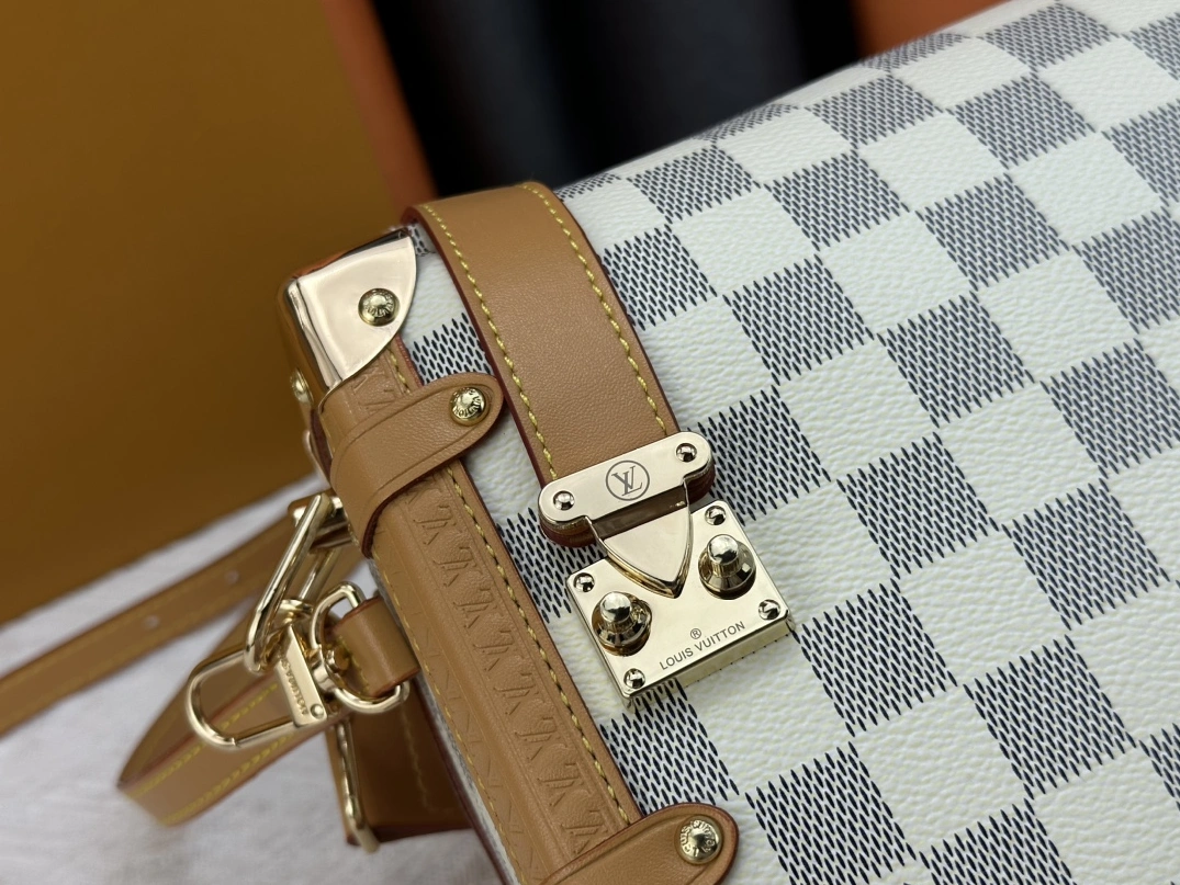 Sleek 1244 Louis Vuitton AAA Quality Messenger Bags For Unisex