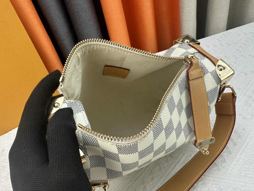 Sleek 1244 Louis Vuitton AAA Quality Messenger Bags For Unisex