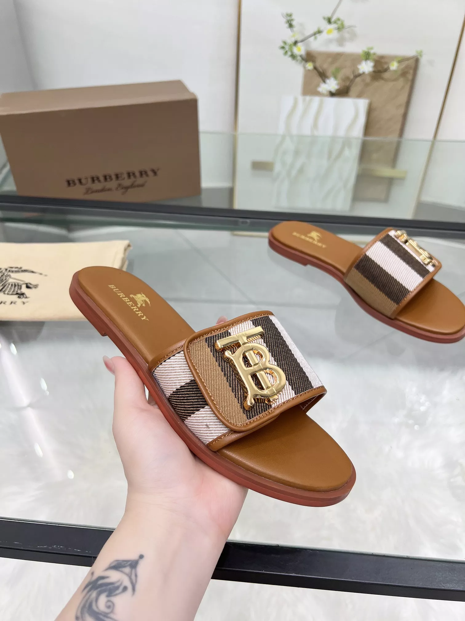 Sleek 1787 Burberry Slippers For Women
