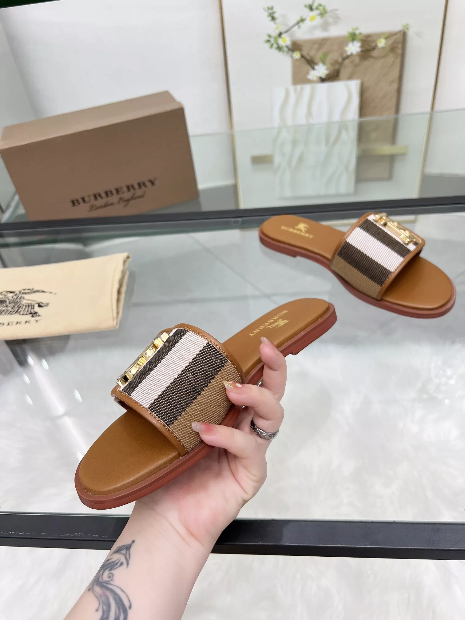 Sleek 1787 Burberry Slippers For Women