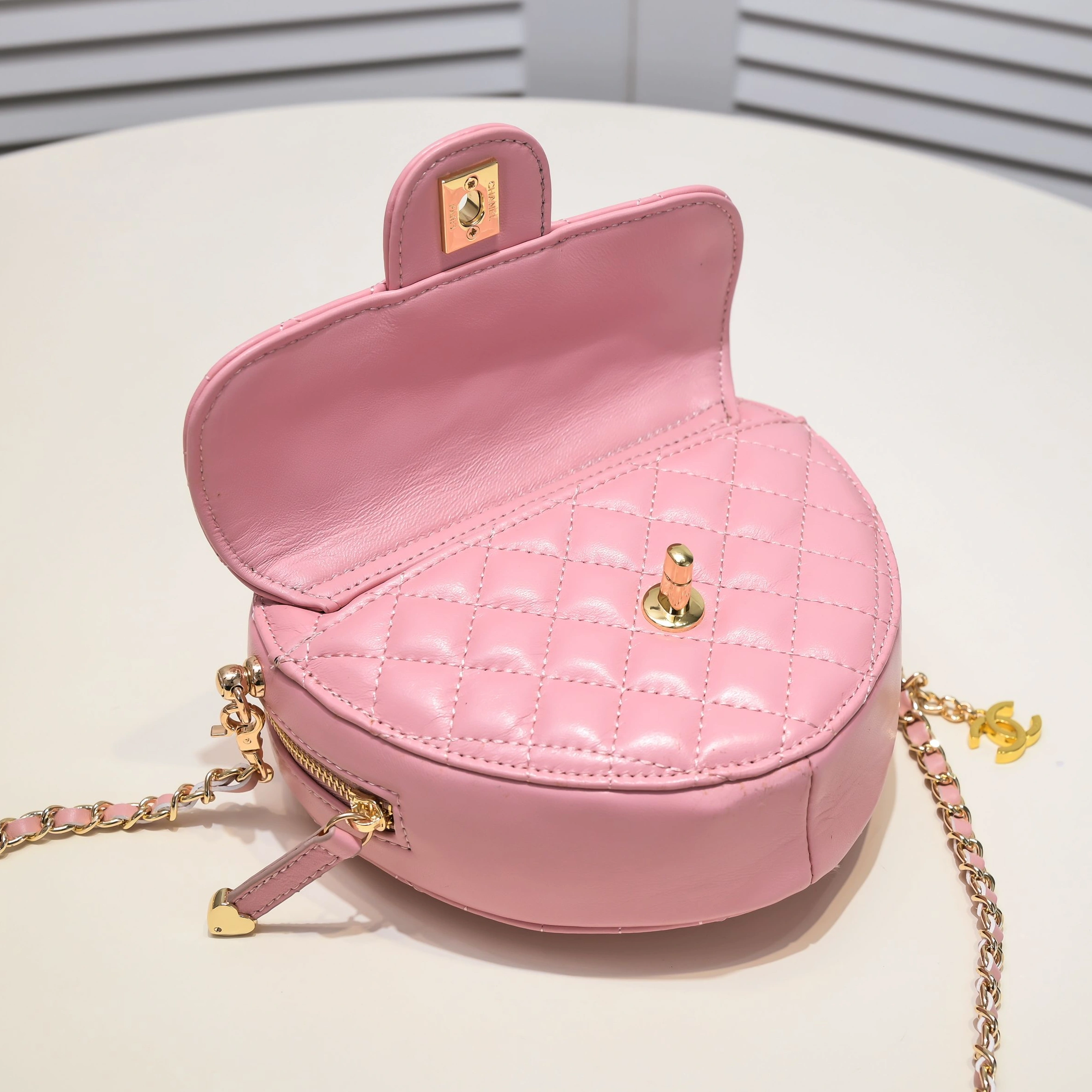 Sleek 183 Chanel AAA Quality Messenger Bags For Women