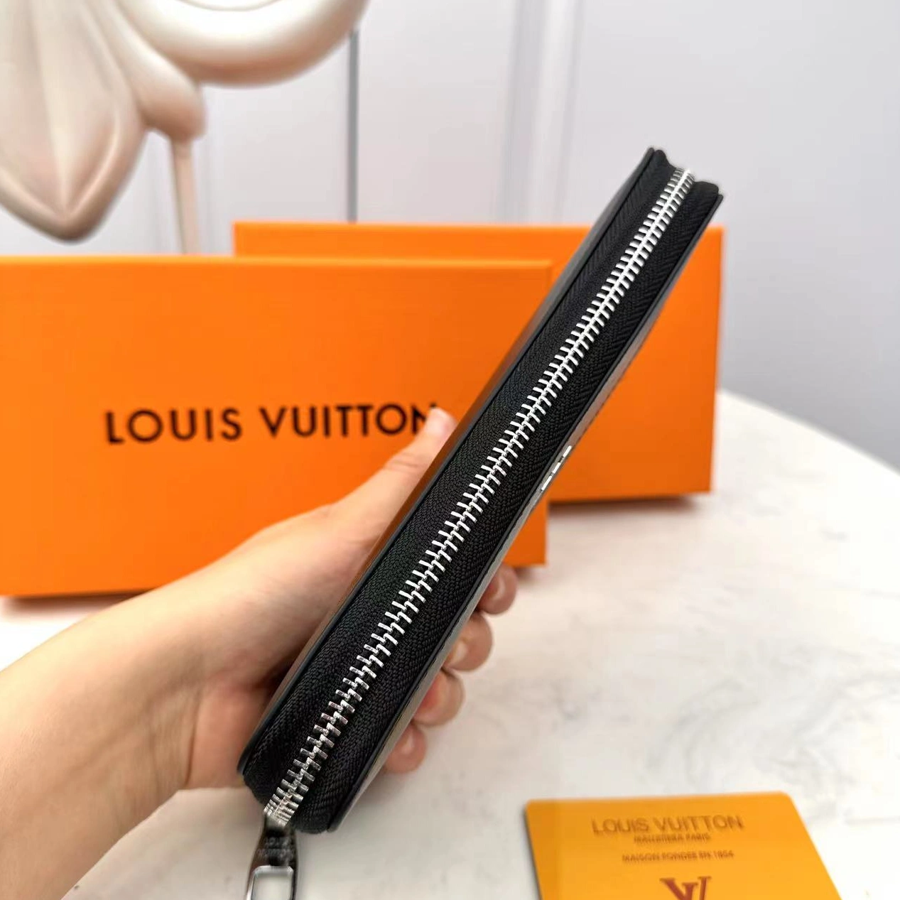 Sleek 2295 Louis Vuitton AAA Man Wallets