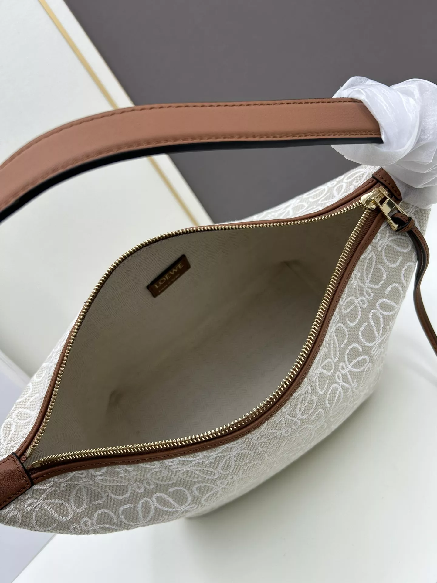 Sleek 2335 LOEWE AAA Quality Handbags For Women