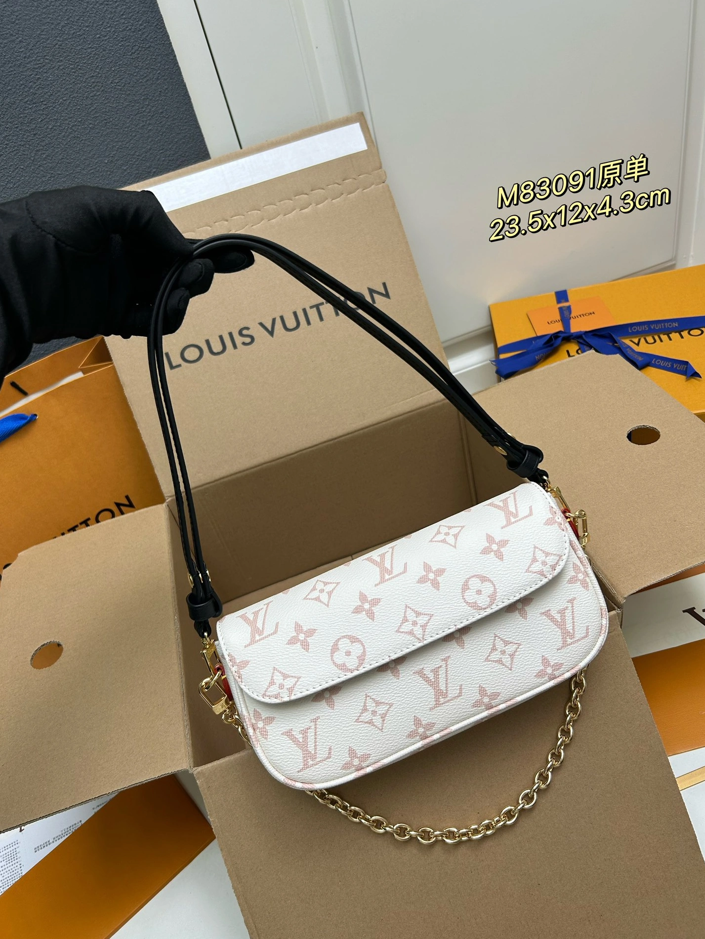 Sleek 2350 Louis Vuitton AAA Quality Shoulder Bags For Women