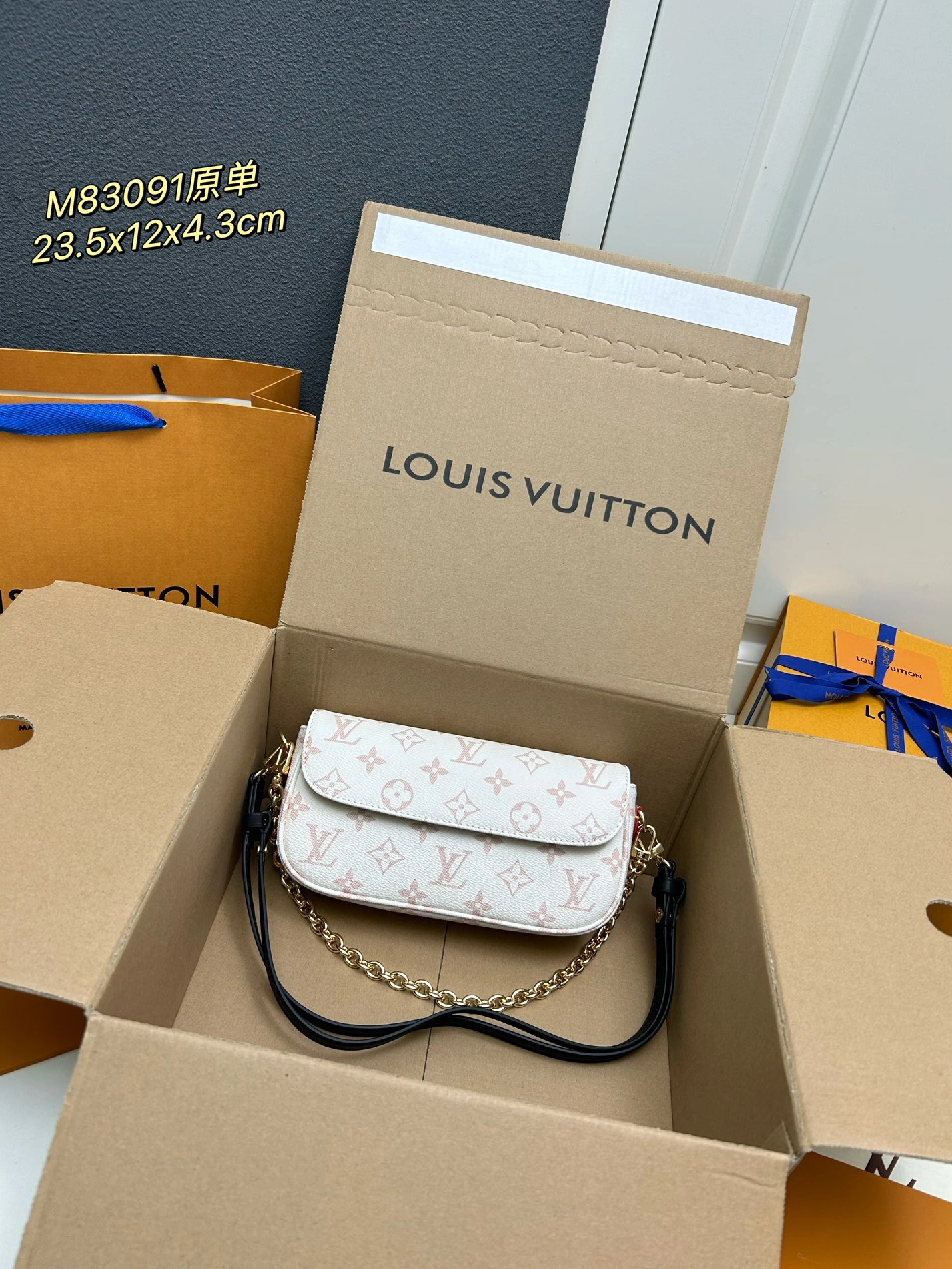 Sleek 2350 Louis Vuitton AAA Quality Shoulder Bags For Women
