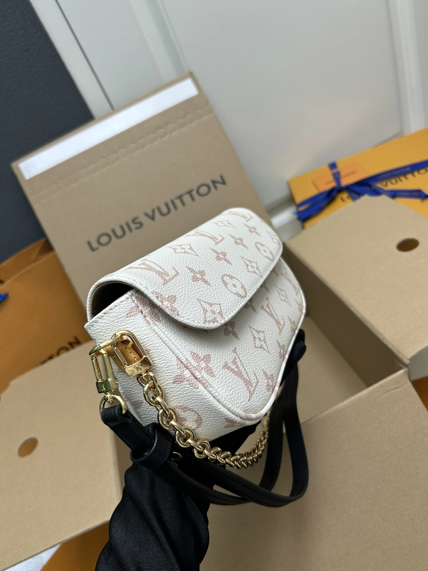 Sleek 2350 Louis Vuitton AAA Quality Shoulder Bags For Women