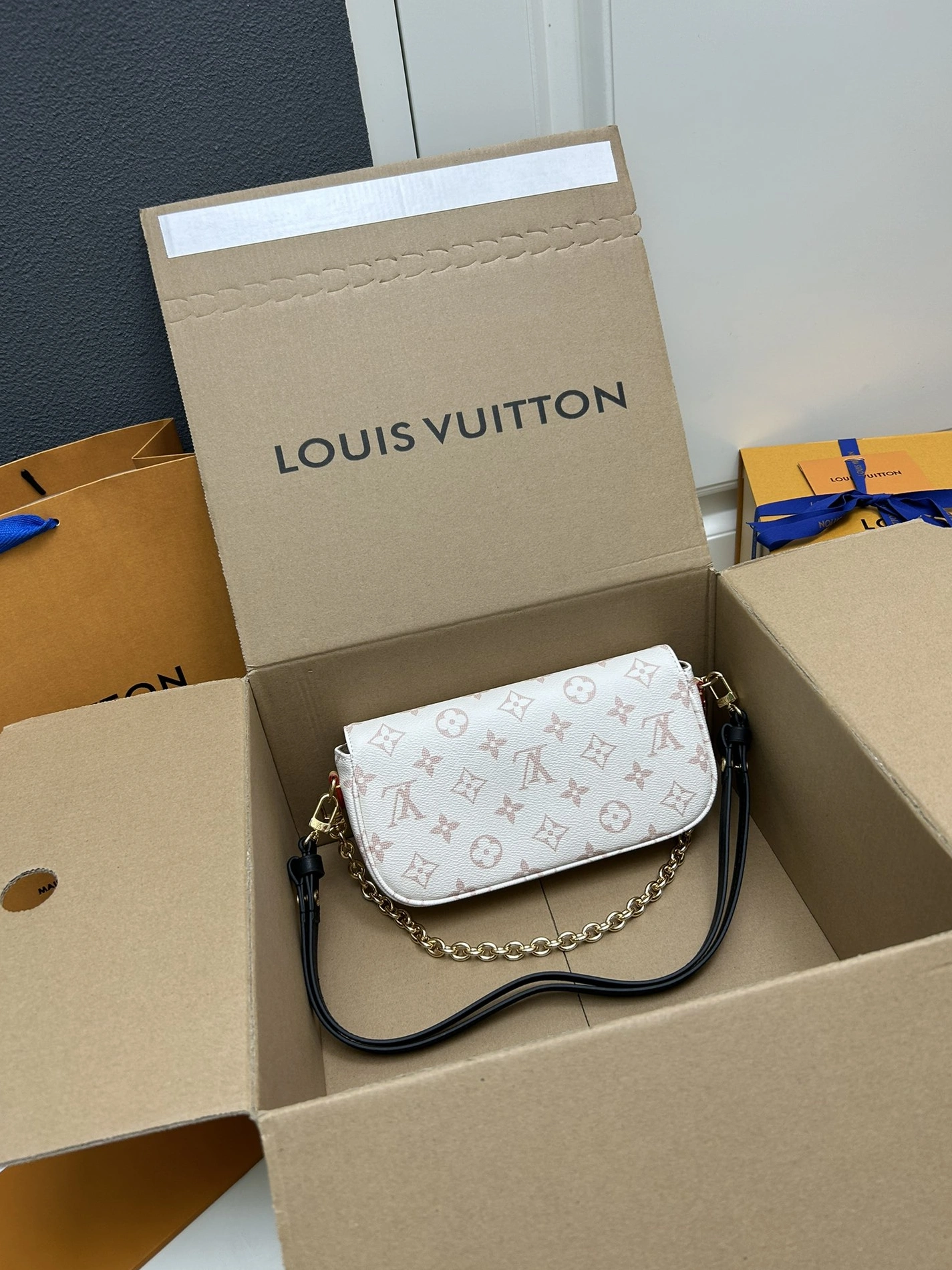 Sleek 2350 Louis Vuitton AAA Quality Shoulder Bags For Women