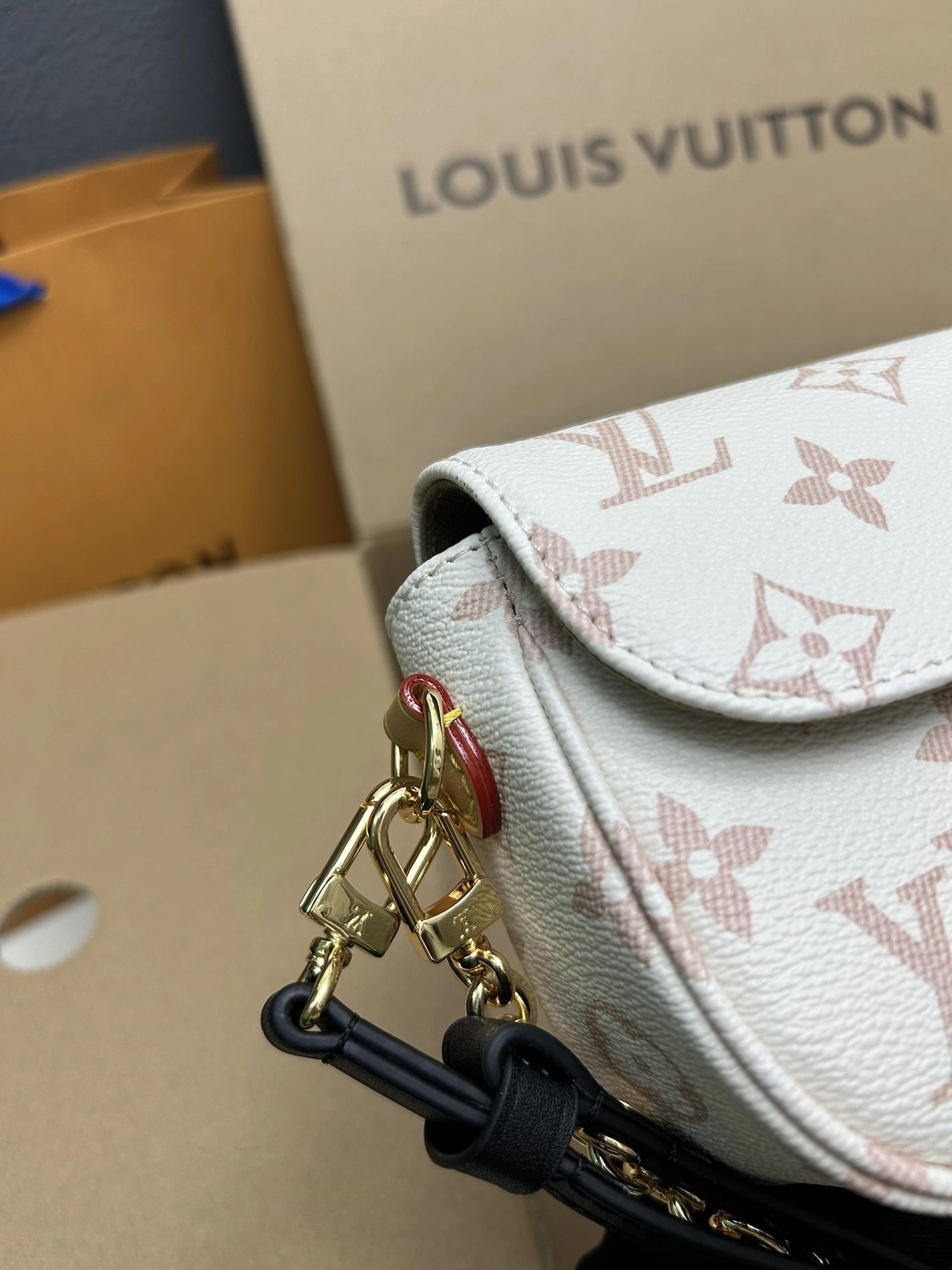 Sleek 2350 Louis Vuitton AAA Quality Shoulder Bags For Women