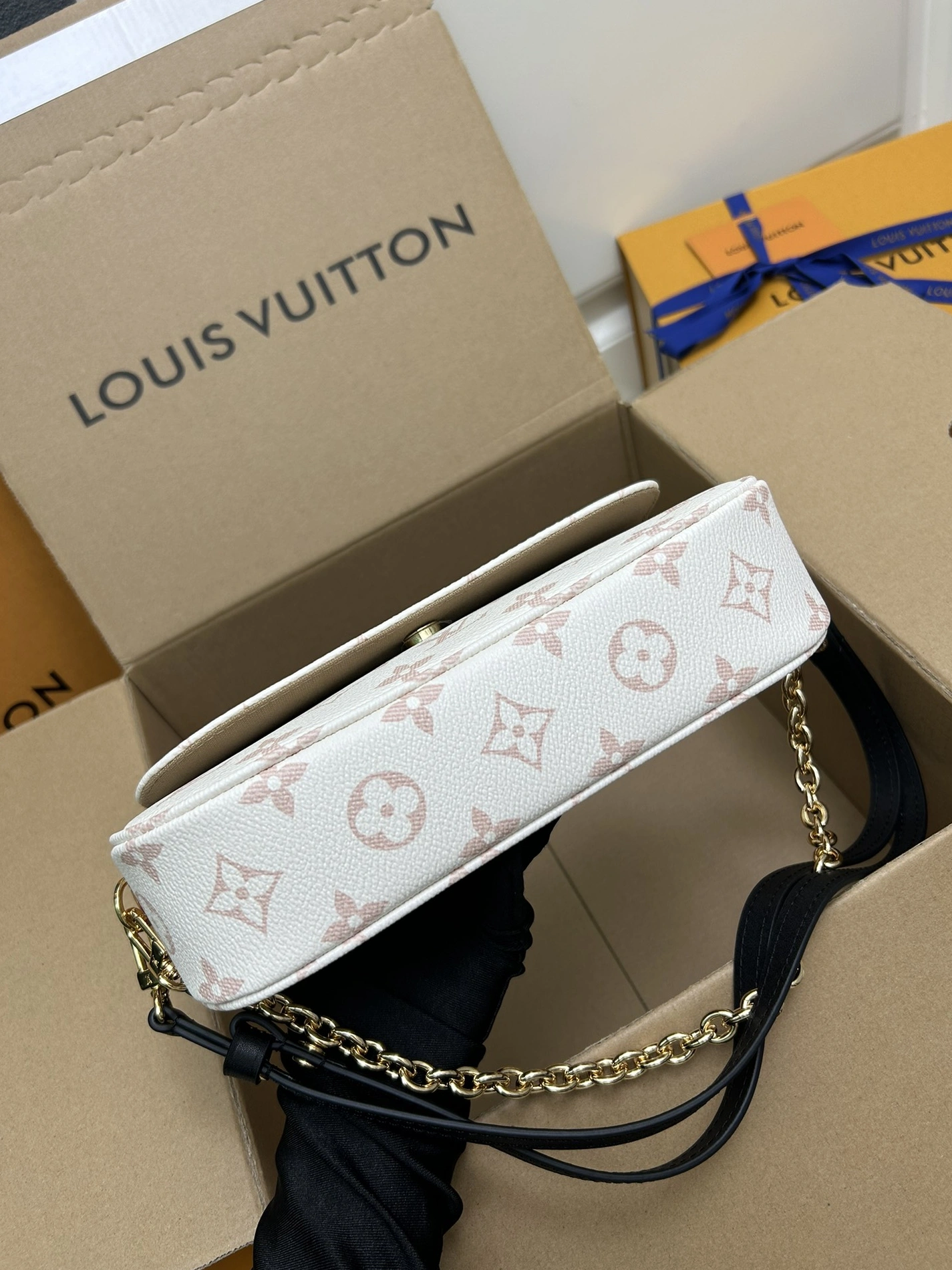 Sleek 2350 Louis Vuitton AAA Quality Shoulder Bags For Women