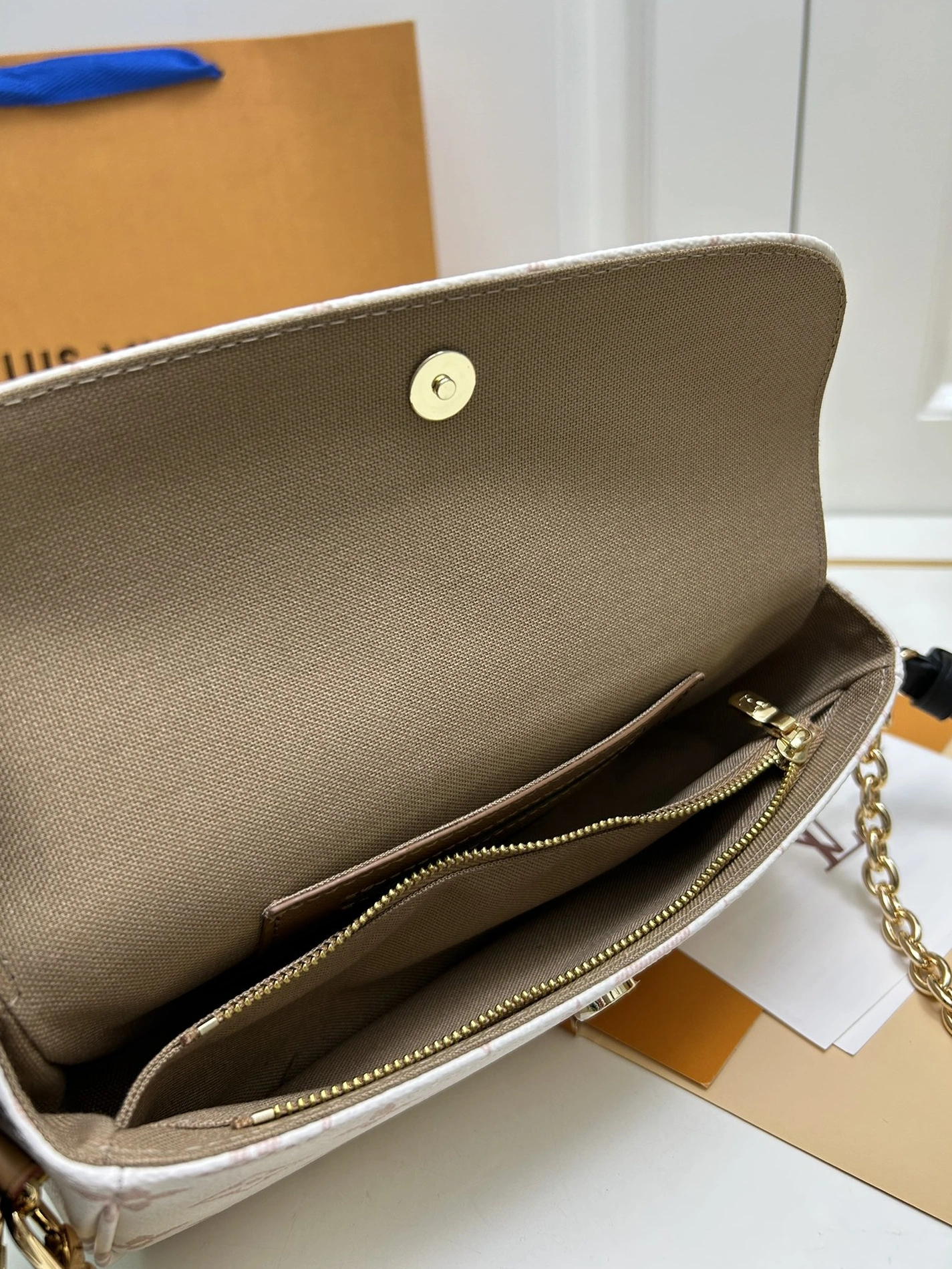 Sleek 2350 Louis Vuitton AAA Quality Shoulder Bags For Women