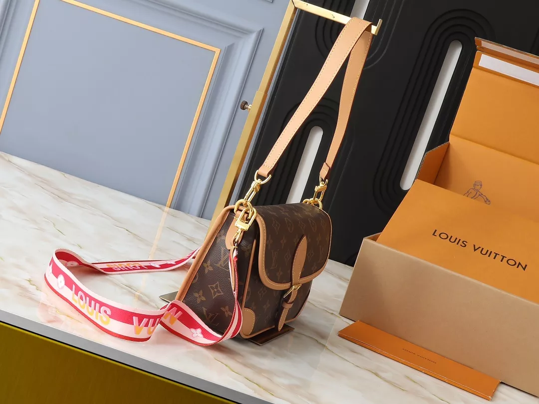 Sleek 2905 Louis Vuitton AAA Quality Messenger Bags For Women