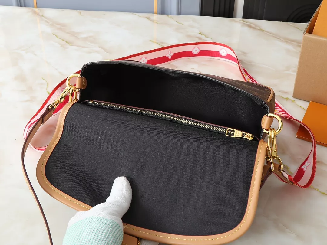 Sleek 2905 Louis Vuitton AAA Quality Messenger Bags For Women