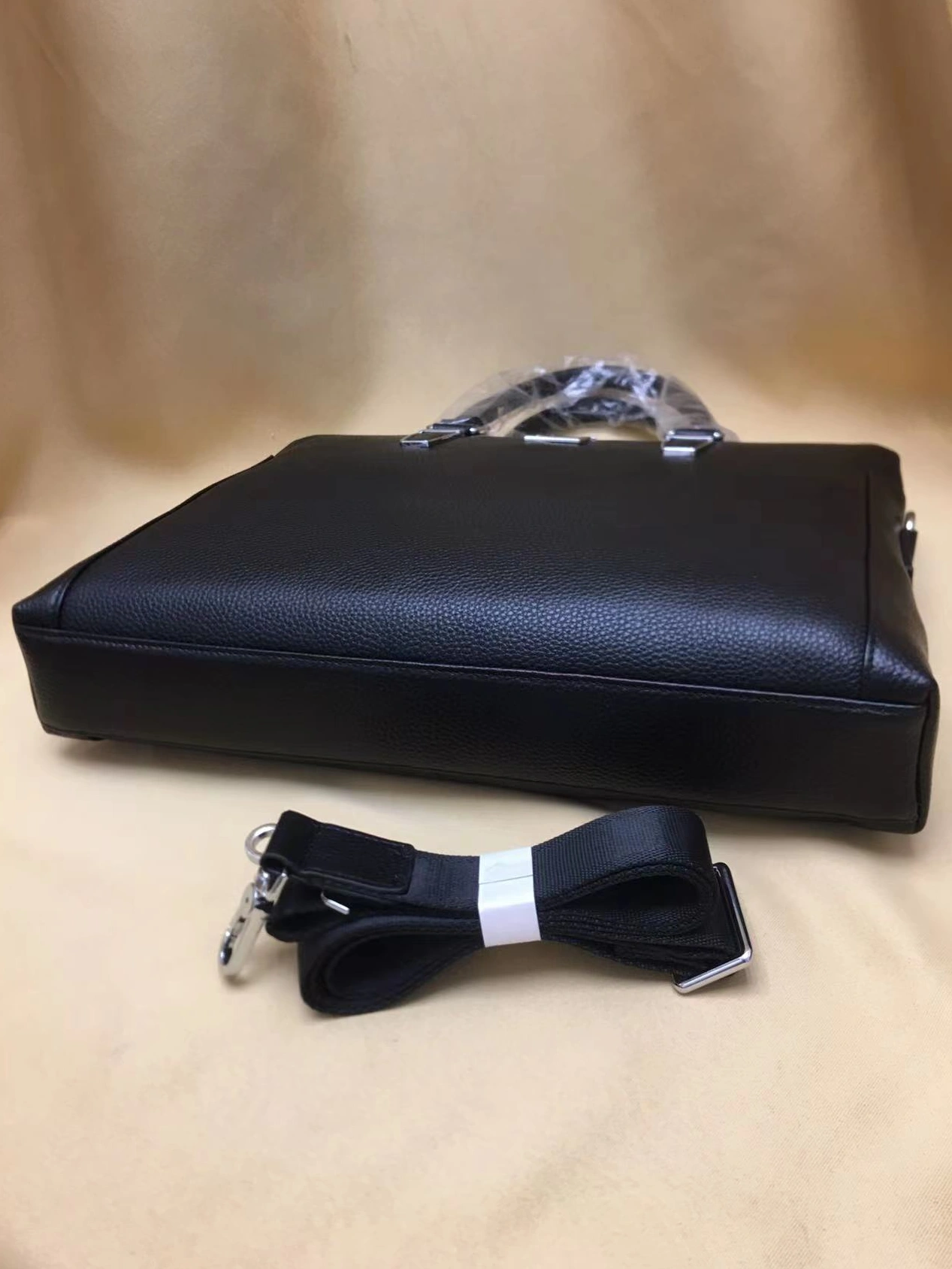 Sleek 3783 Louis Vuitton AAA Man Handbags