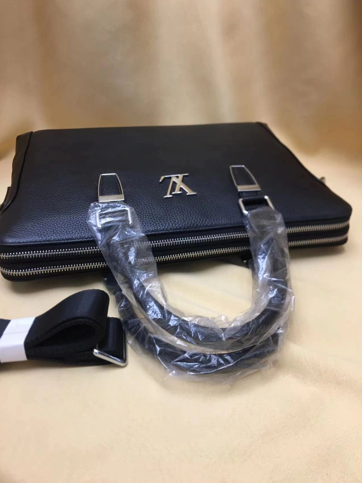 Sleek 3783 Louis Vuitton AAA Man Handbags