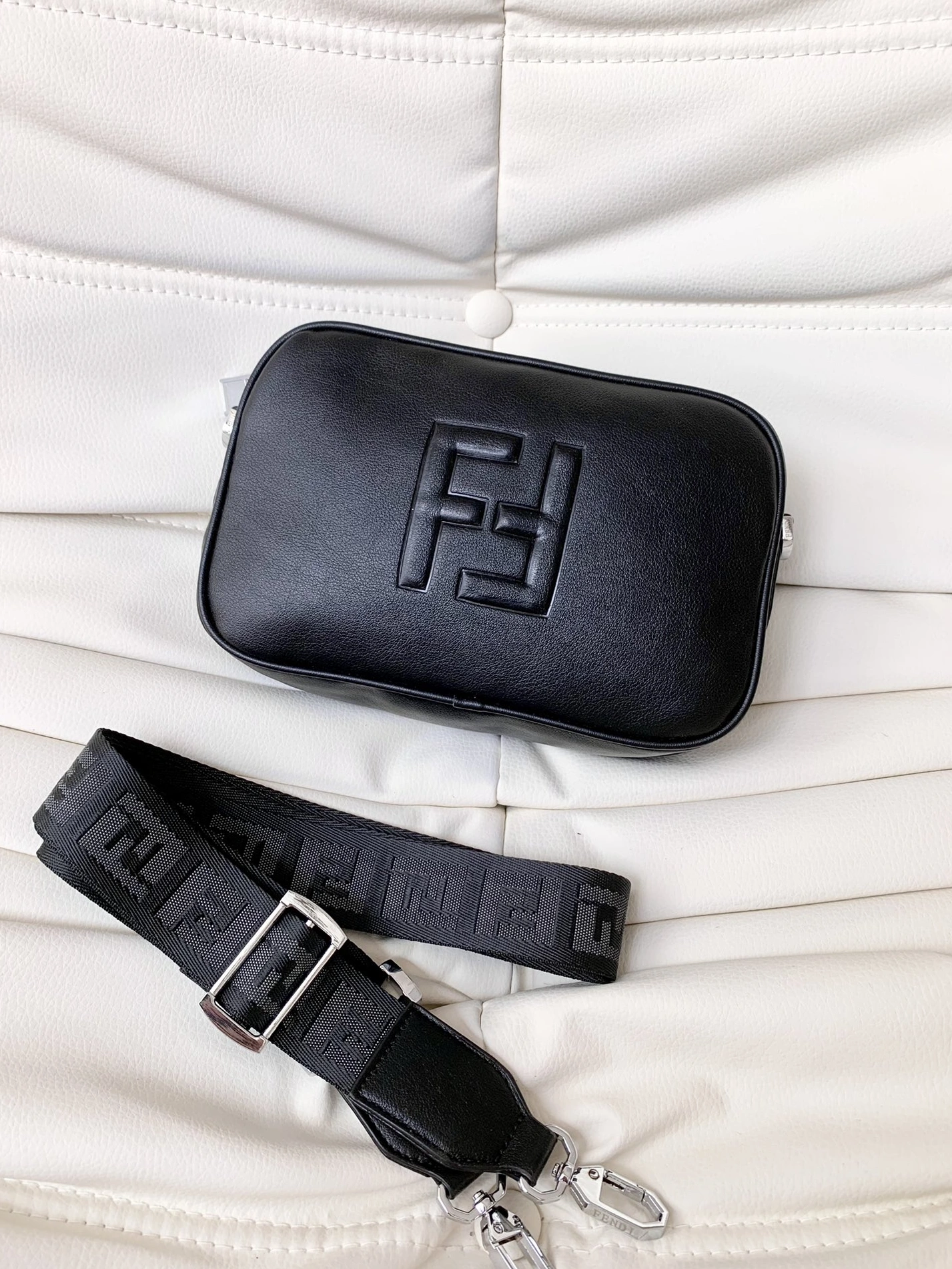 Sleek 3797 Fendi AAA Man Messenger Bags