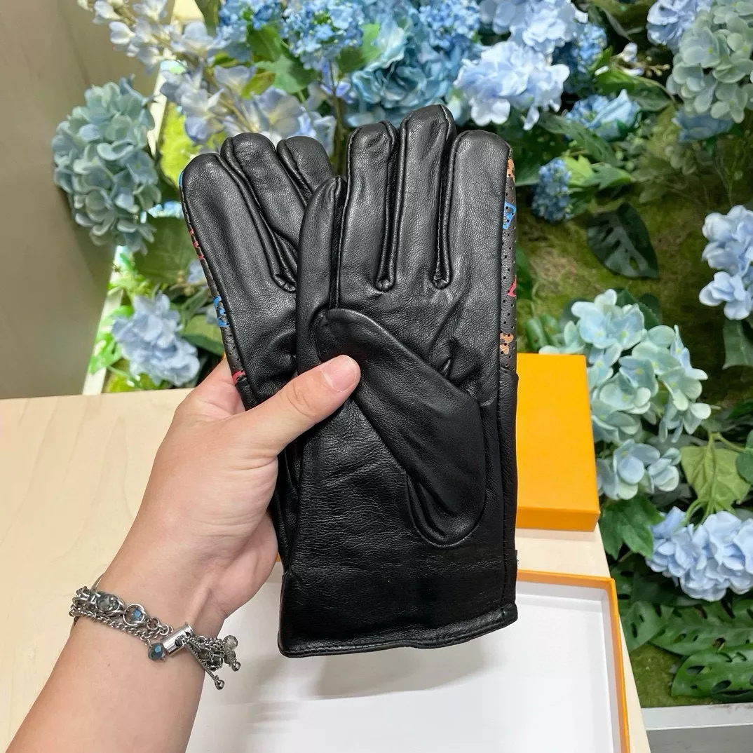 Sleek 4148 Louis Vuitton LV Gloves For Women