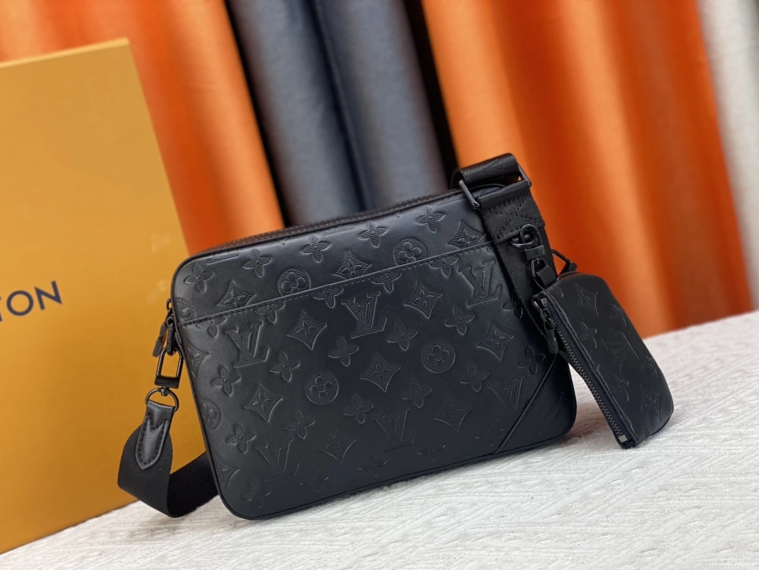 Sleek 4608 Louis Vuitton AAA Man Messenger Bags