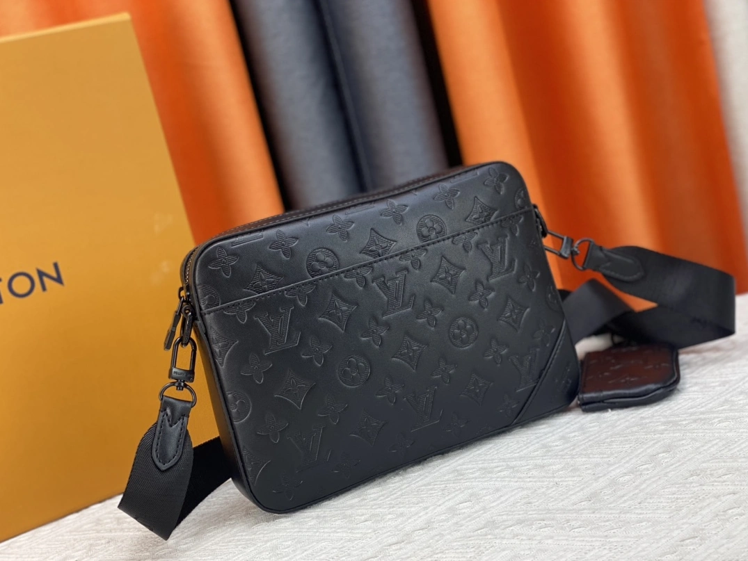 Sleek 4608 Louis Vuitton AAA Man Messenger Bags