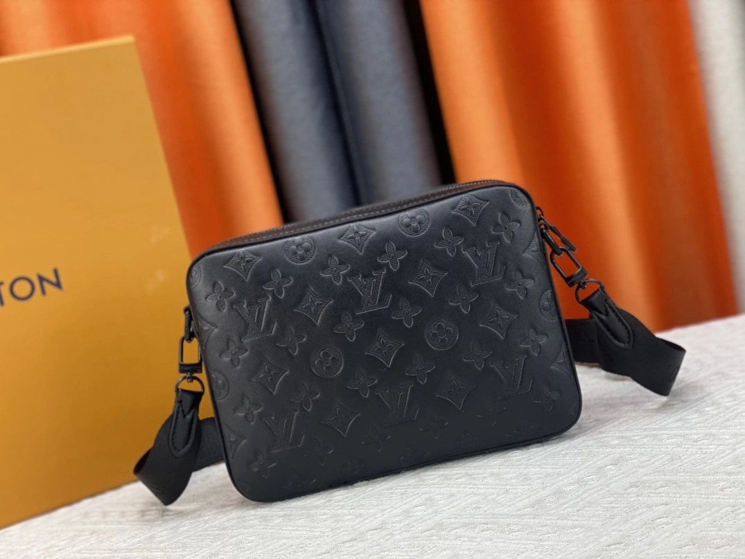 Sleek 4608 Louis Vuitton AAA Man Messenger Bags