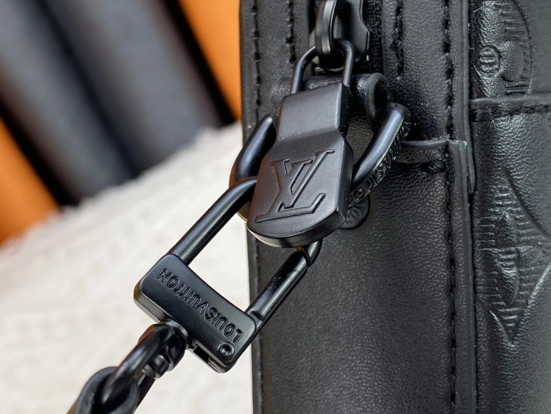 Sleek 4608 Louis Vuitton AAA Man Messenger Bags