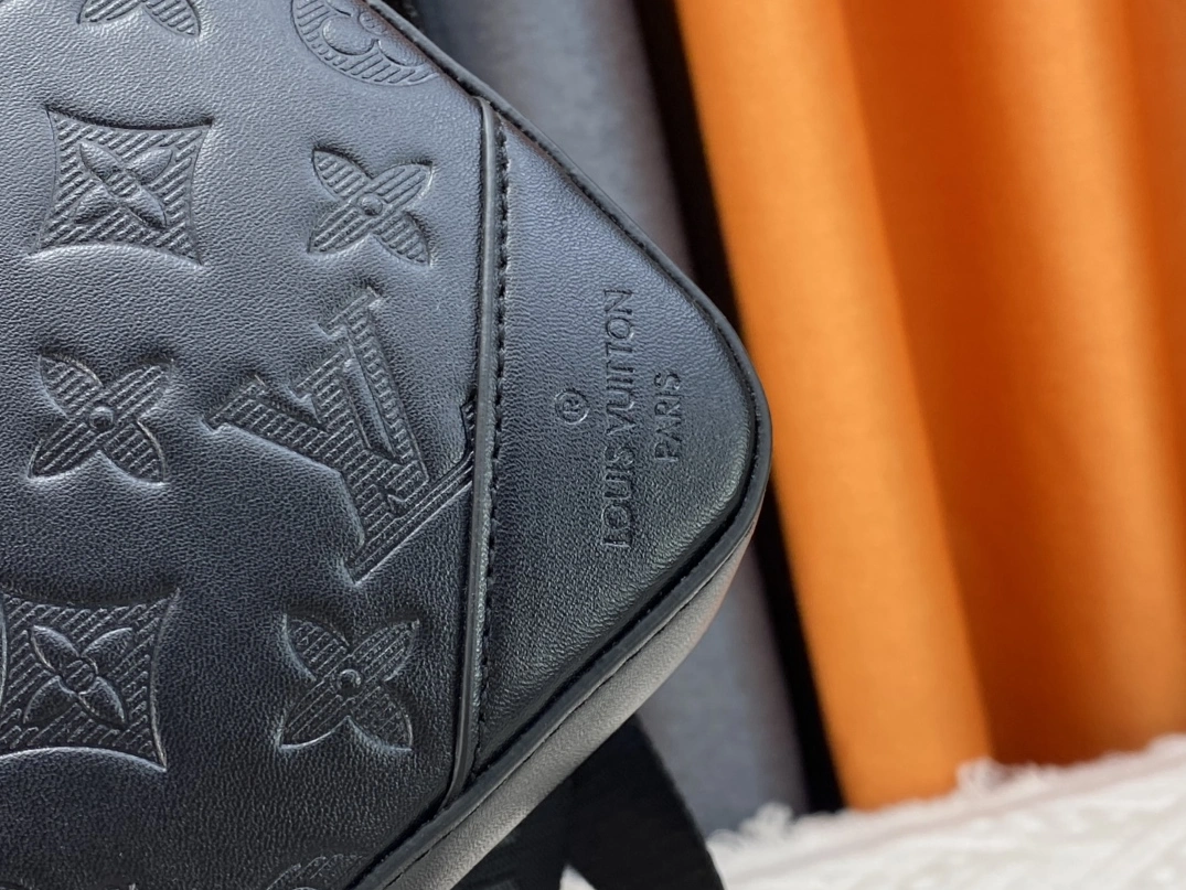 Sleek 4608 Louis Vuitton AAA Man Messenger Bags