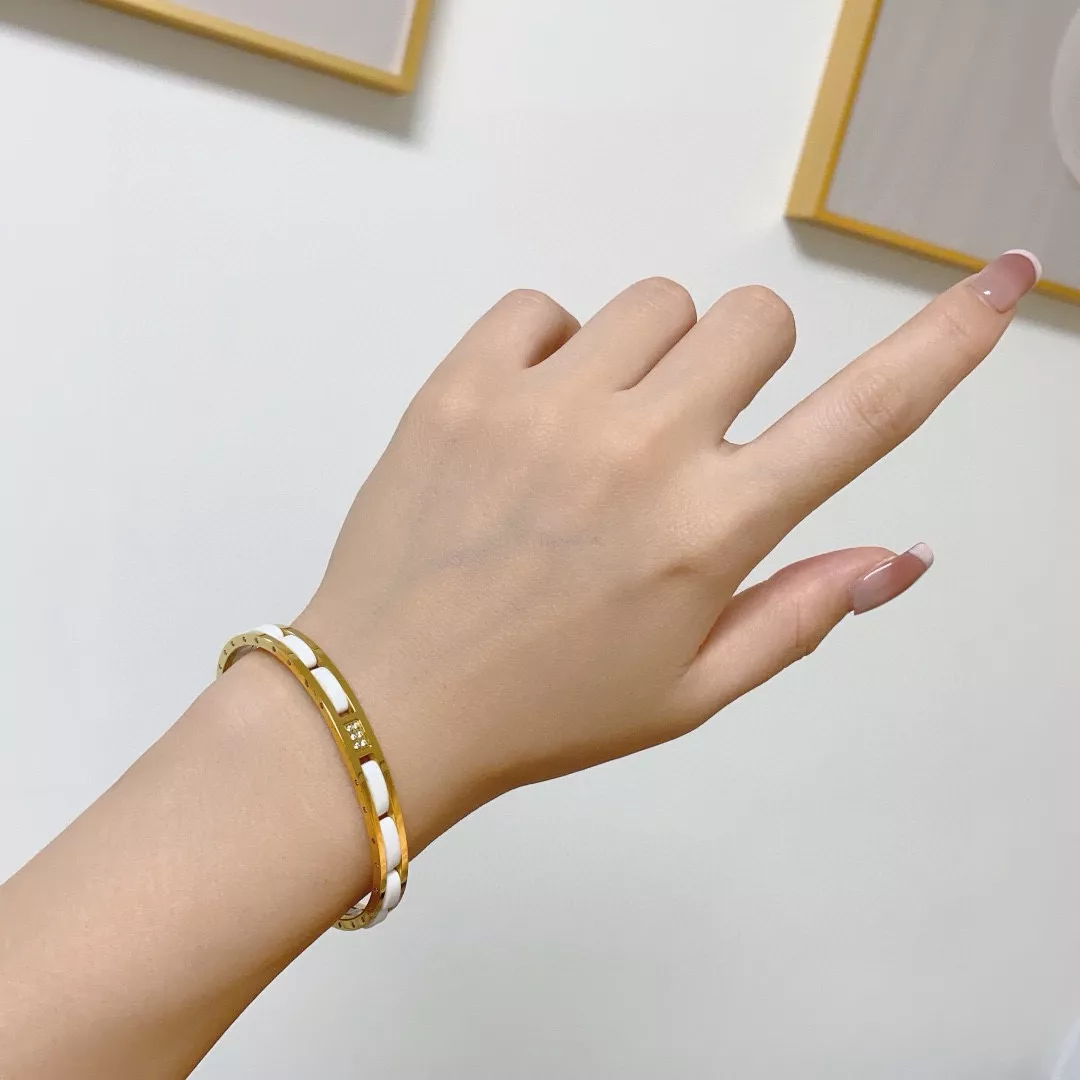 Sleek 4680 Cartier bracelets