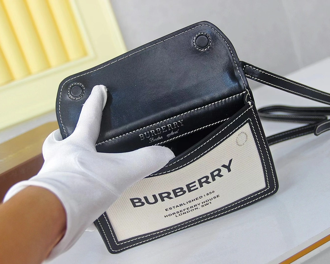 Sleek 5491 Burberry AAA Quality Messenger Bags For Women