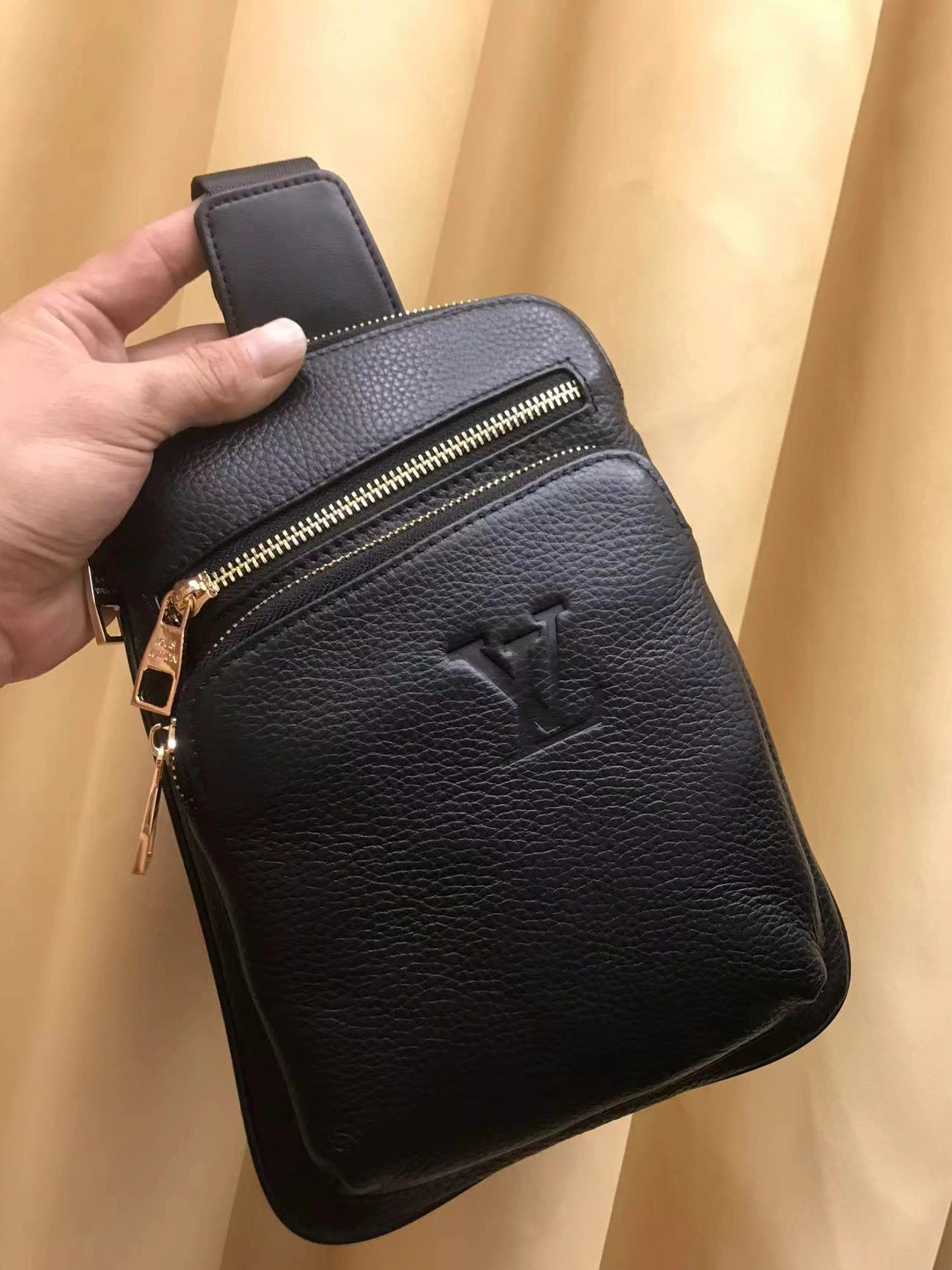 Sleek 6147 Louis Vuitton AAA Man Messenger Bags