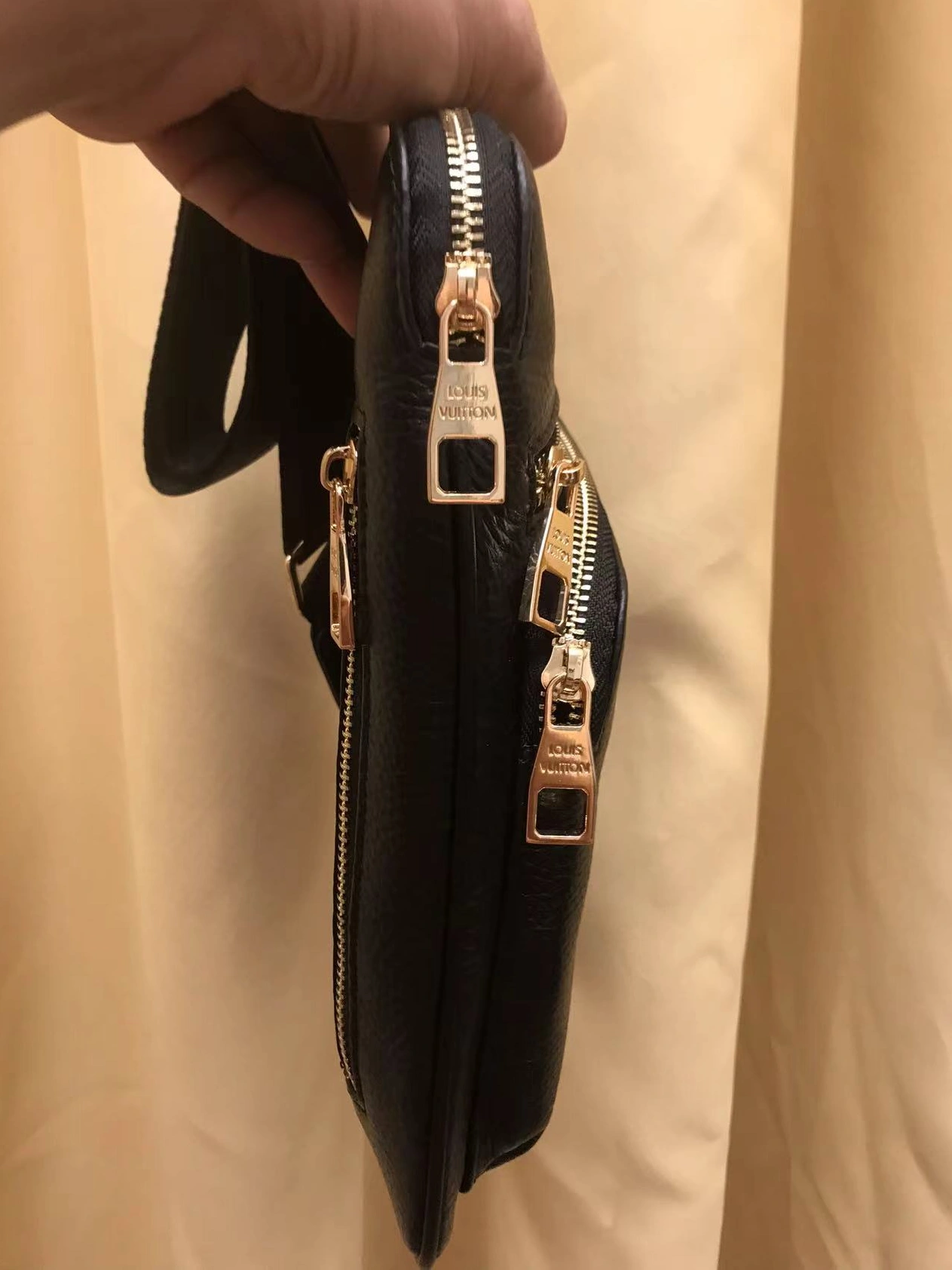 Sleek 6147 Louis Vuitton AAA Man Messenger Bags