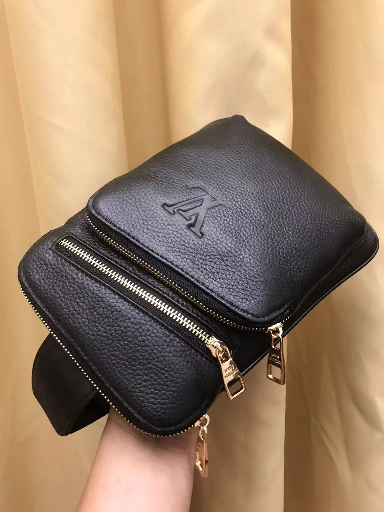 Sleek 6147 Louis Vuitton AAA Man Messenger Bags