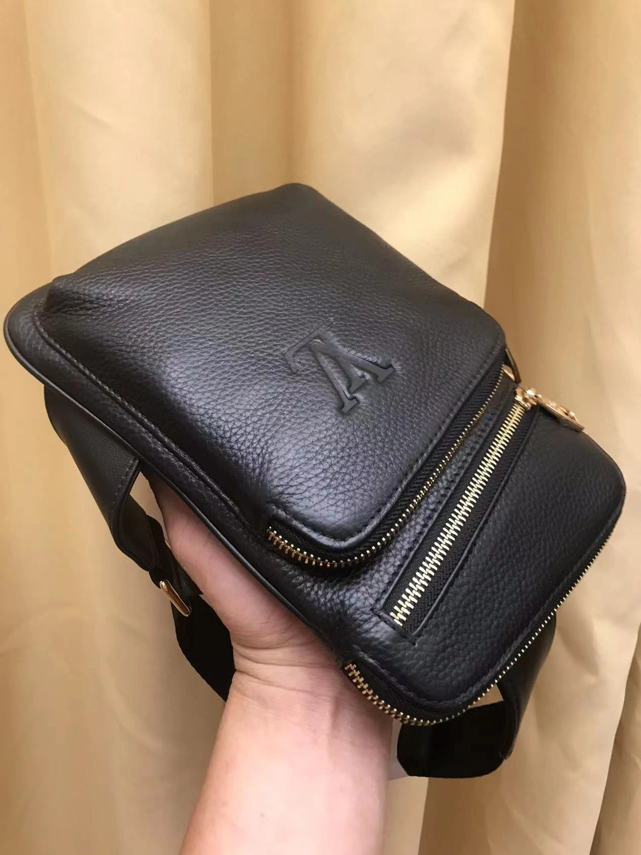 Sleek 6147 Louis Vuitton AAA Man Messenger Bags