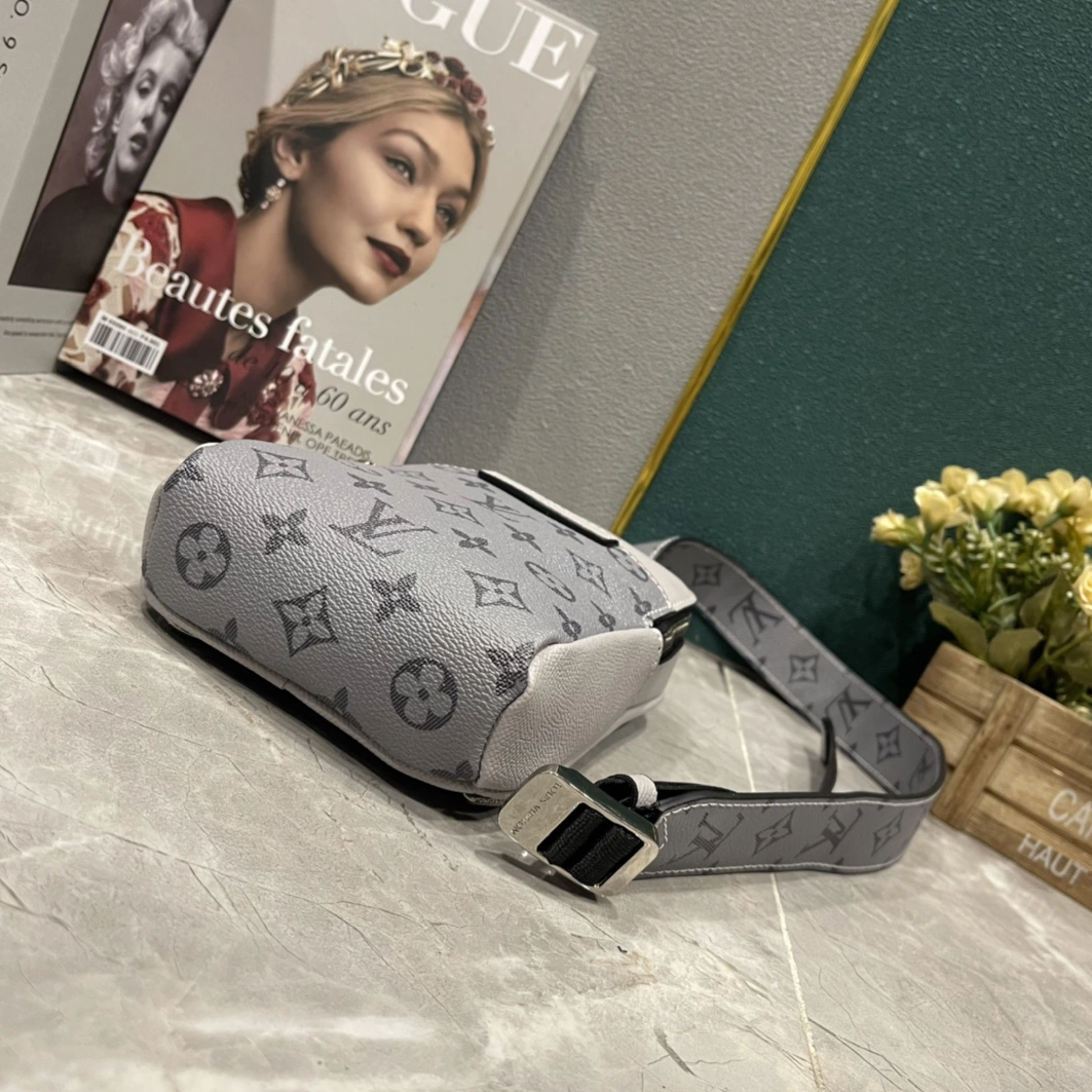 Sleek 6379 Louis Vuitton AAA Man Messenger Bags