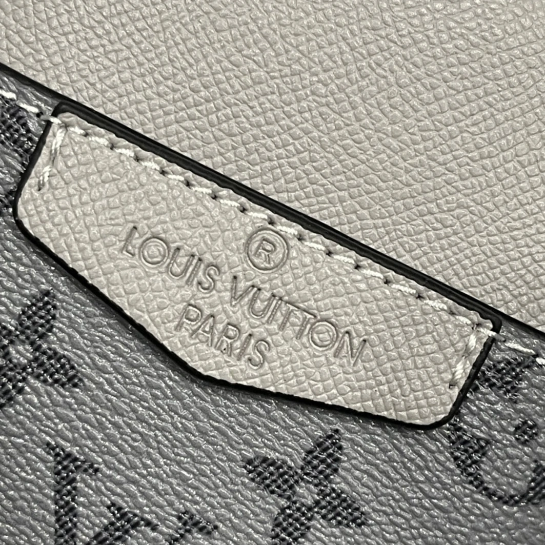 Sleek 6379 Louis Vuitton AAA Man Messenger Bags