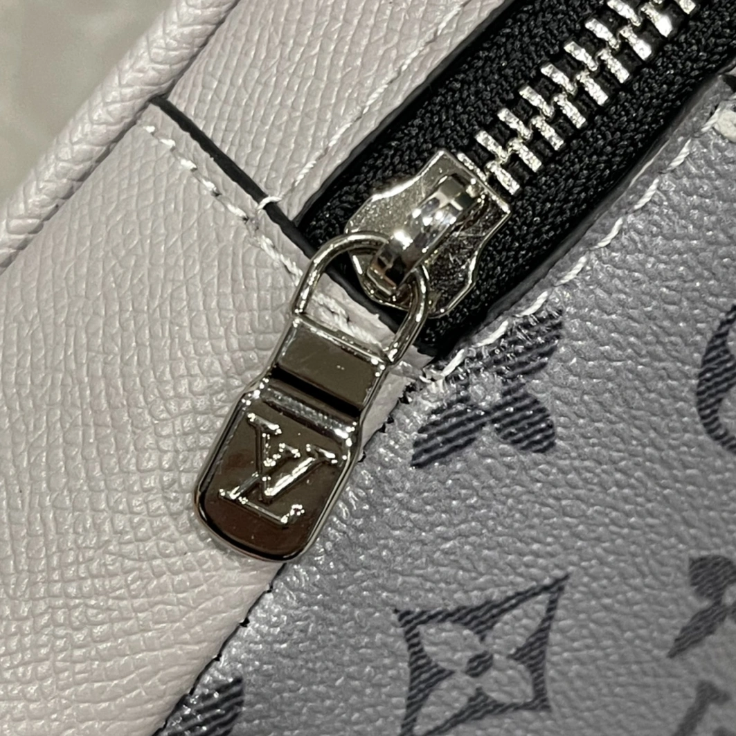 Sleek 6379 Louis Vuitton AAA Man Messenger Bags