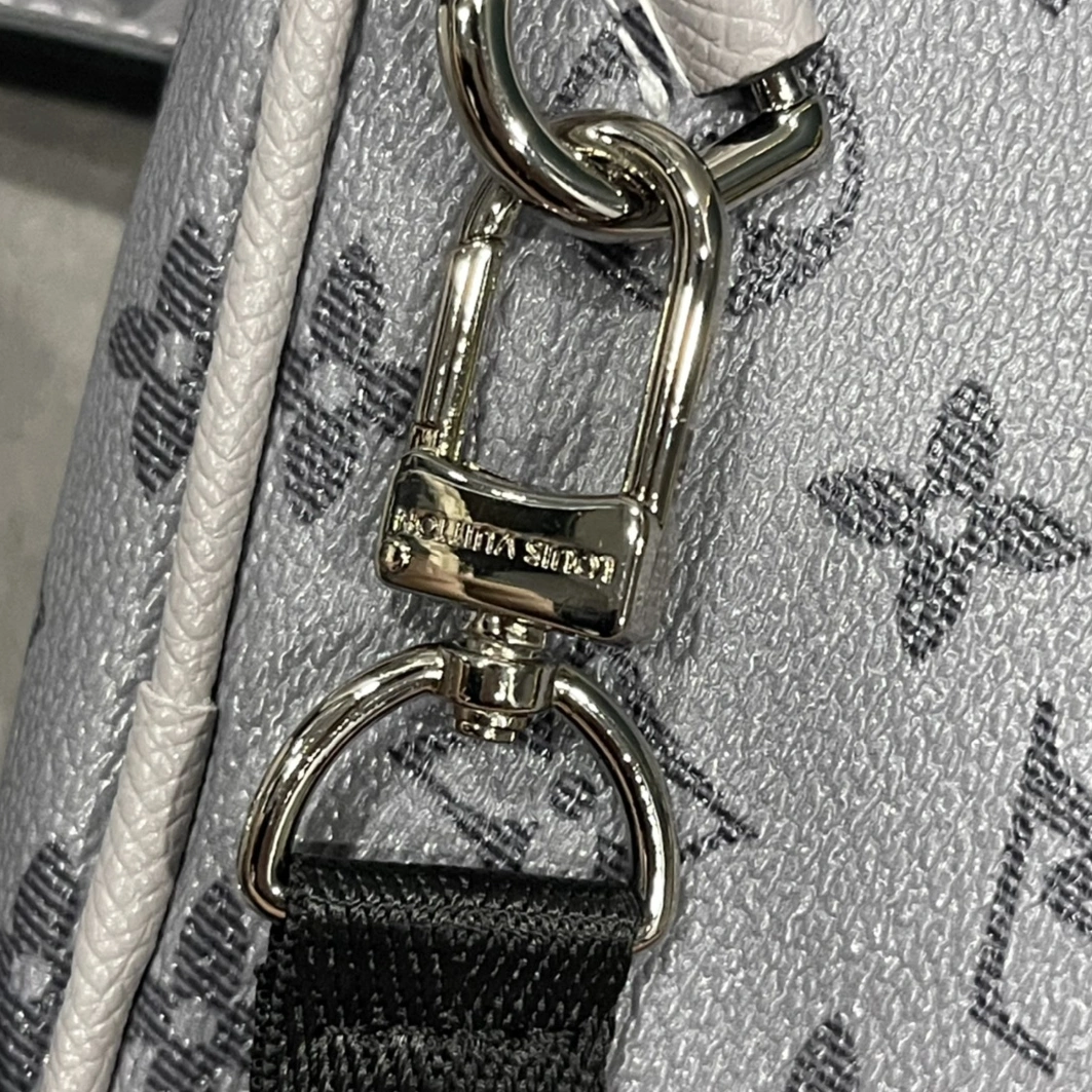 Sleek 6379 Louis Vuitton AAA Man Messenger Bags