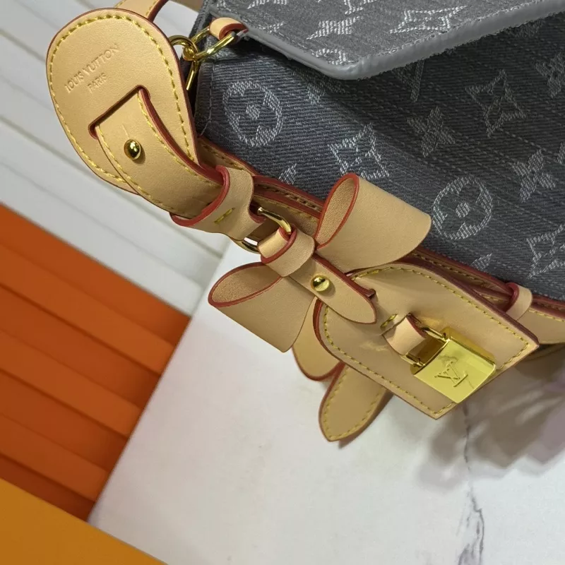 Sleek 6547 Louis Vuitton AAA Quality Messenger Bags For Women