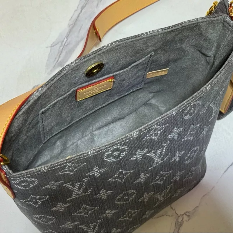 Sleek 6547 Louis Vuitton AAA Quality Messenger Bags For Women