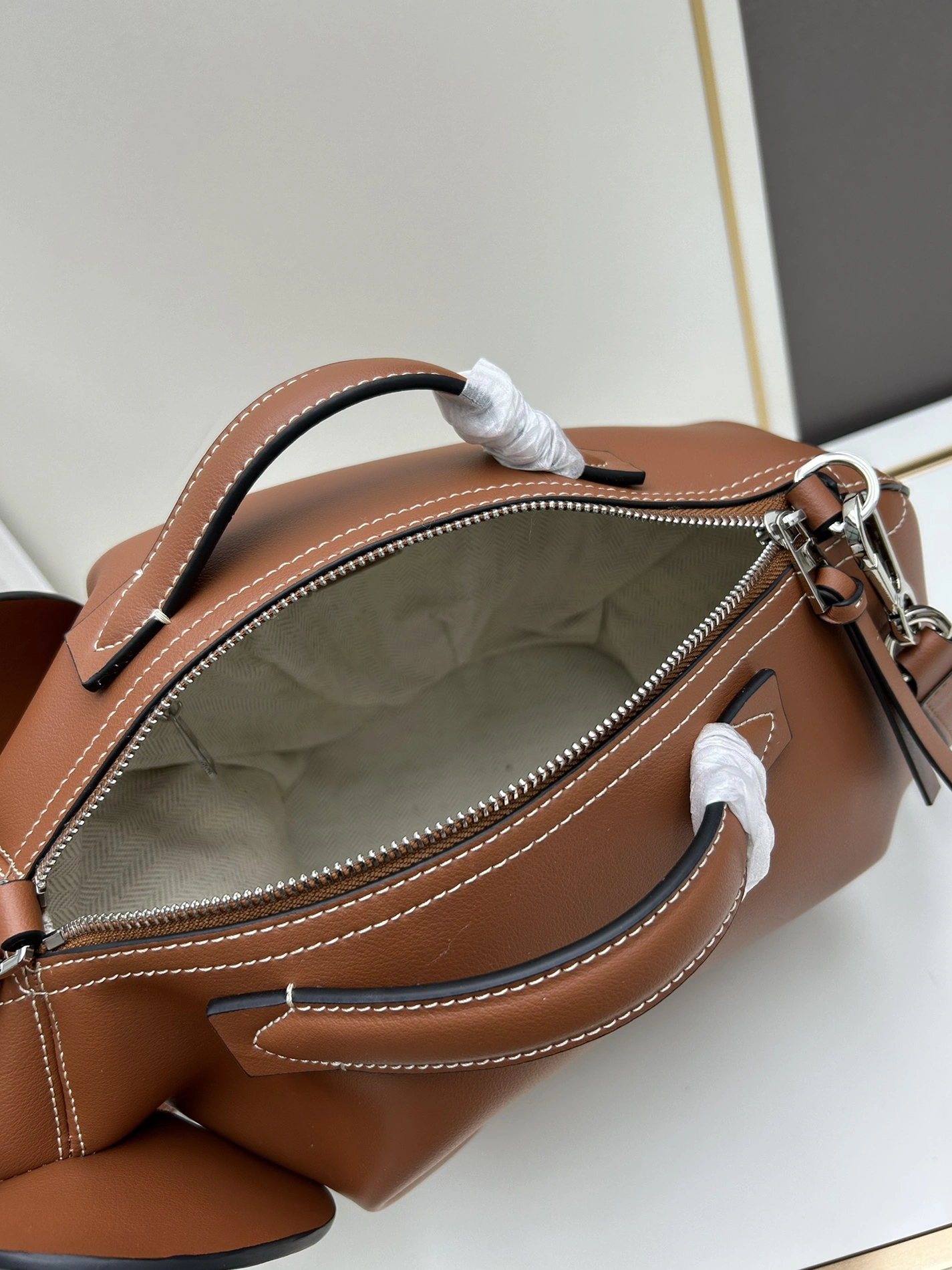 Sleek 6795 LOEWE AAA Quality Handbags For Women
