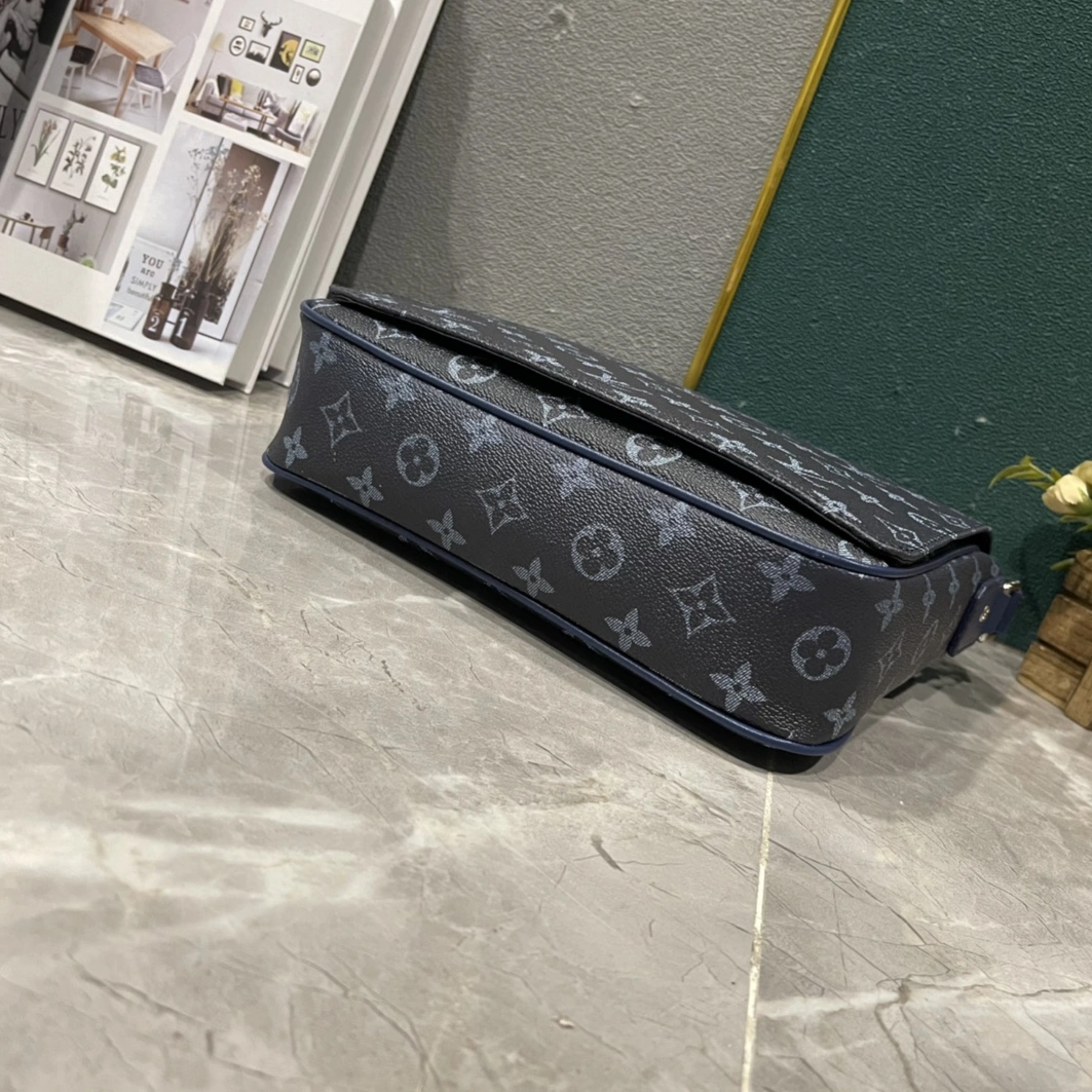 Sleek 6991 Louis Vuitton AAA Man Messenger Bags