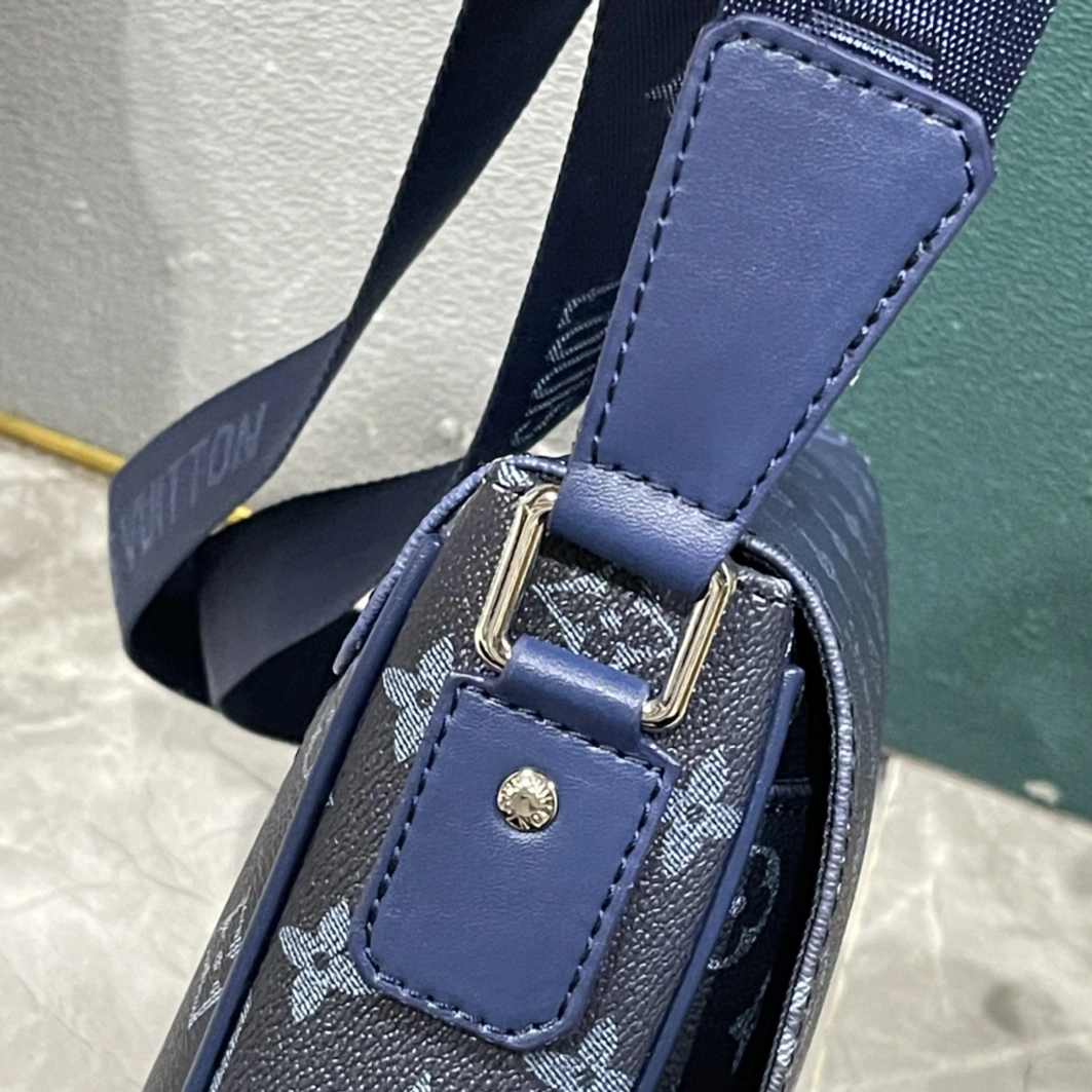 Sleek 6991 Louis Vuitton AAA Man Messenger Bags