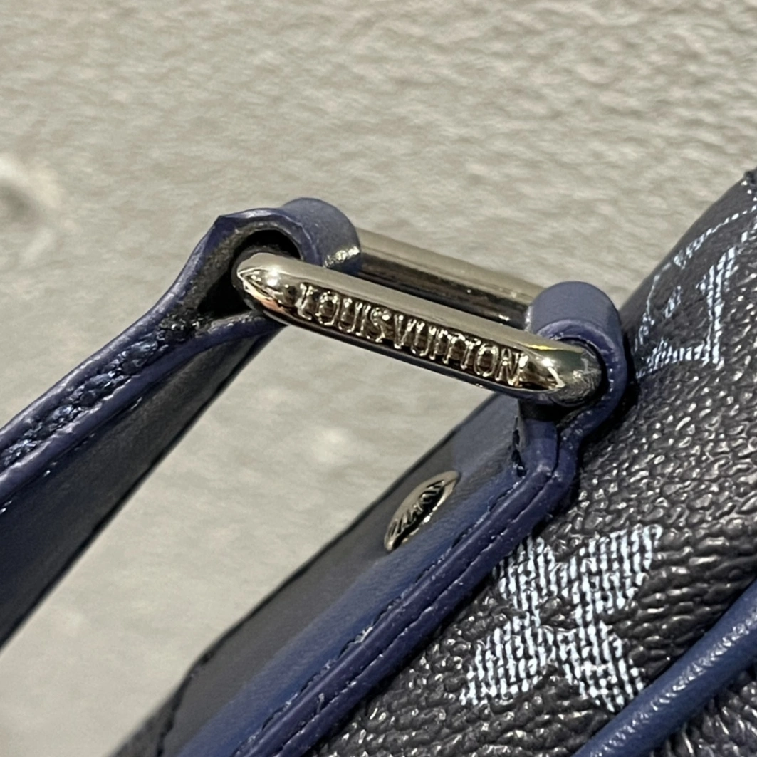Sleek 6991 Louis Vuitton AAA Man Messenger Bags