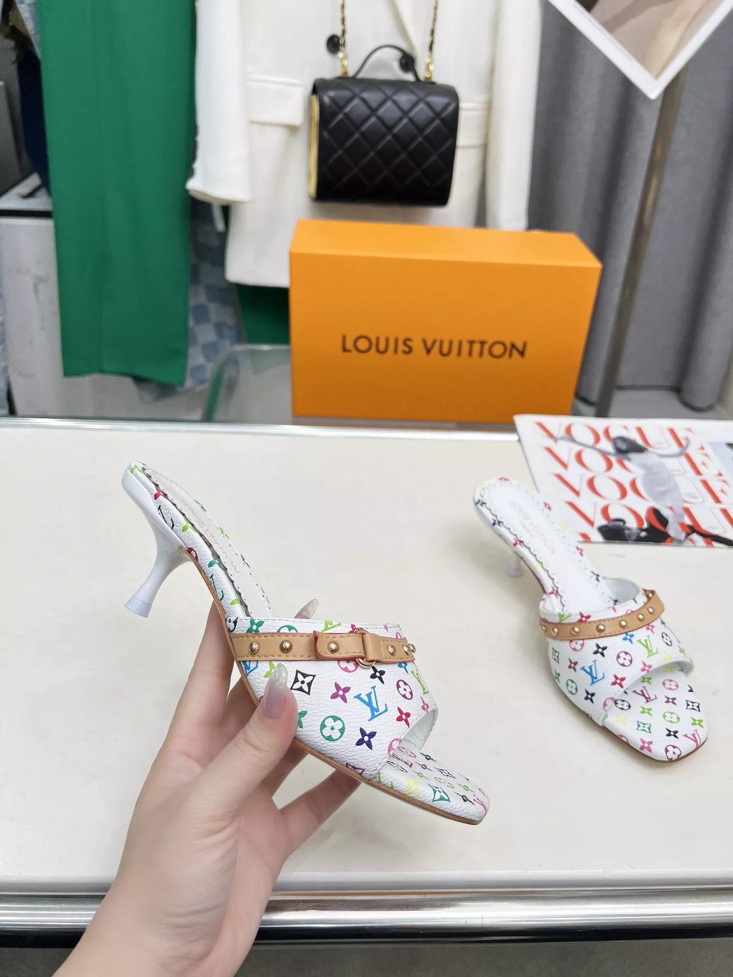 Sleek 724 Louis Vuitton Slippers For Women