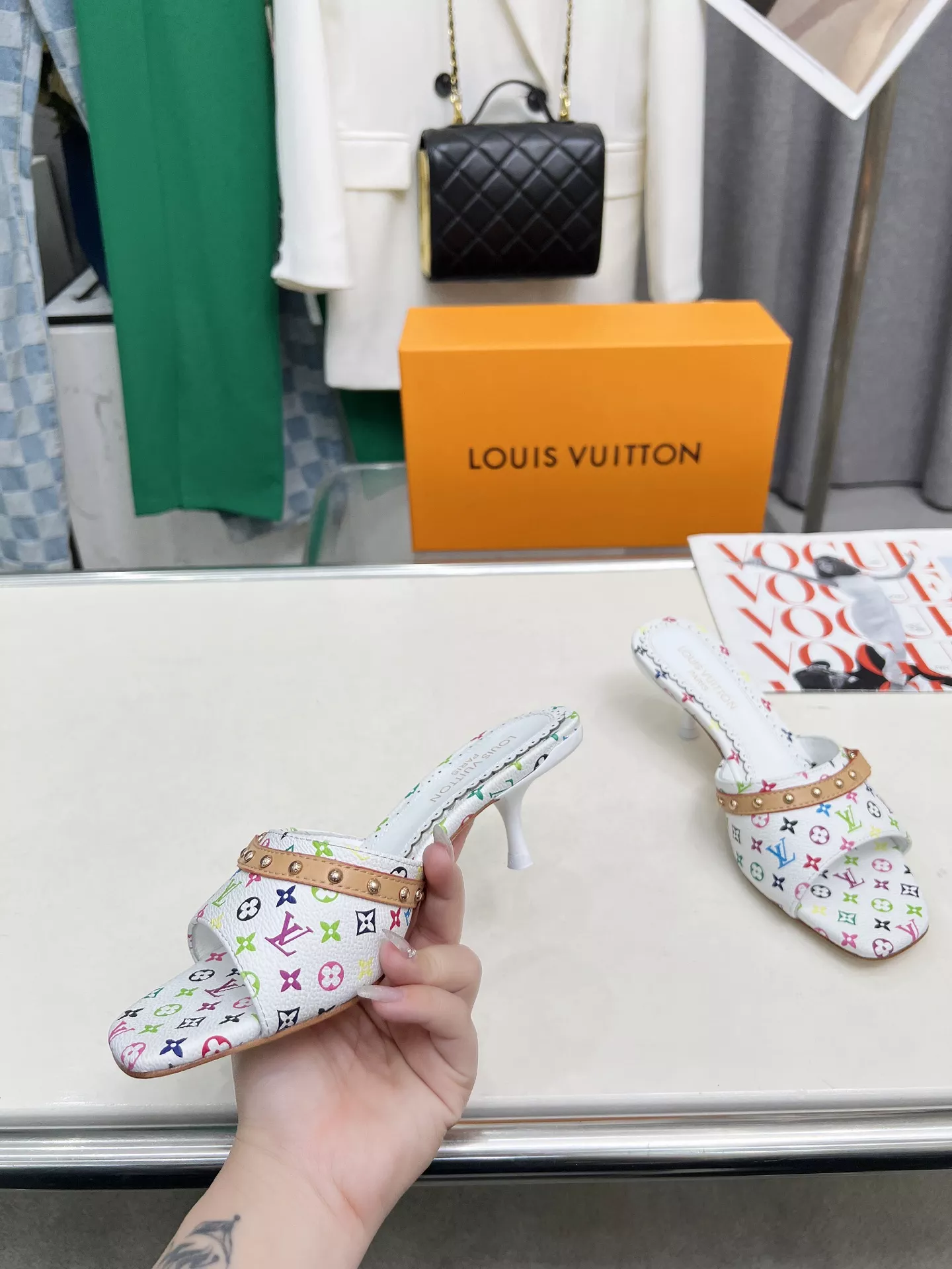Sleek 724 Louis Vuitton Slippers For Women