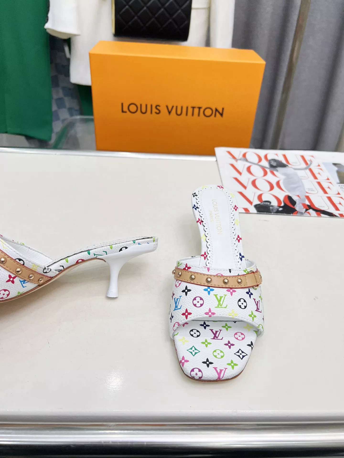 Sleek 724 Louis Vuitton Slippers For Women