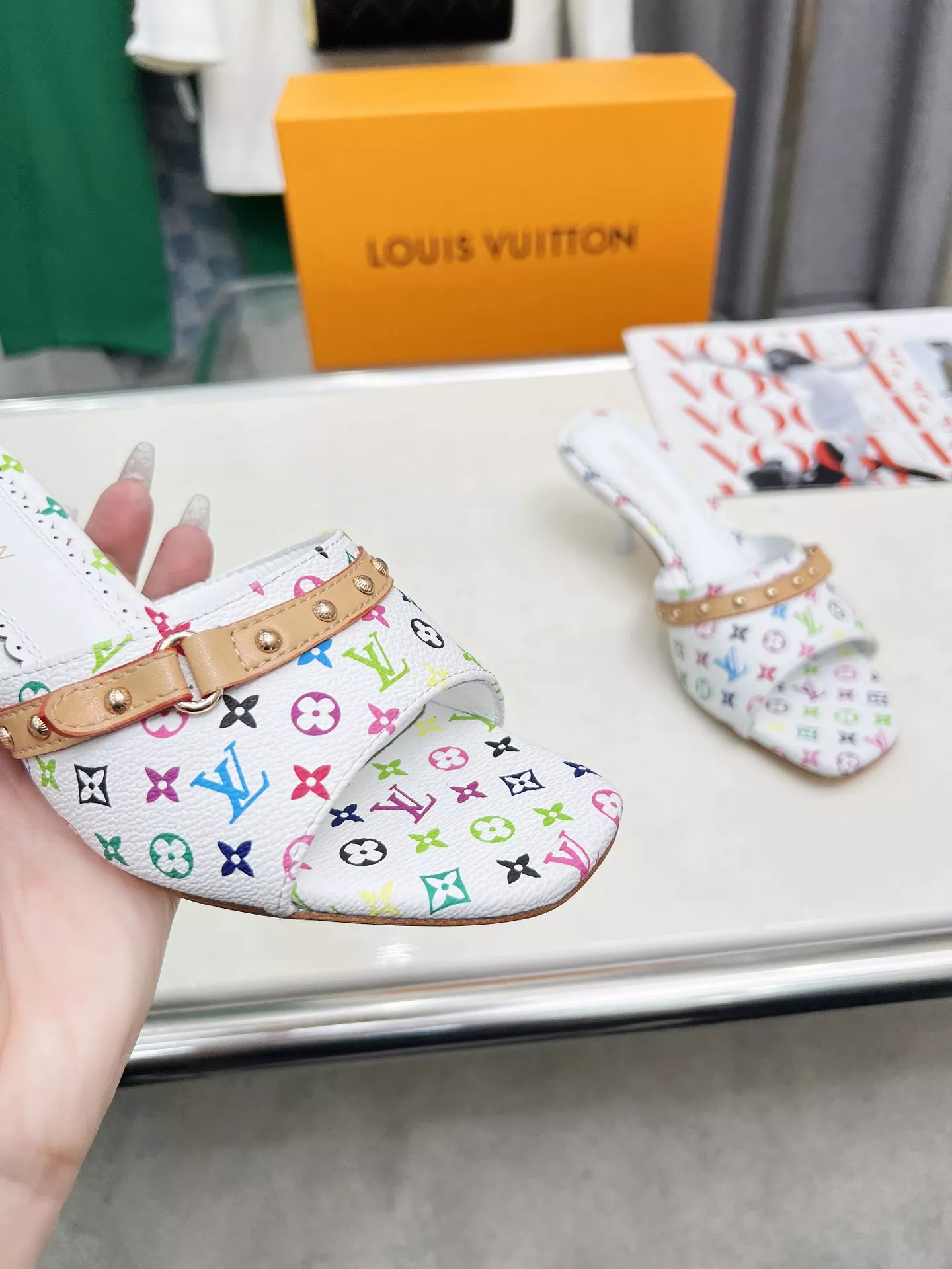 Sleek 724 Louis Vuitton Slippers For Women