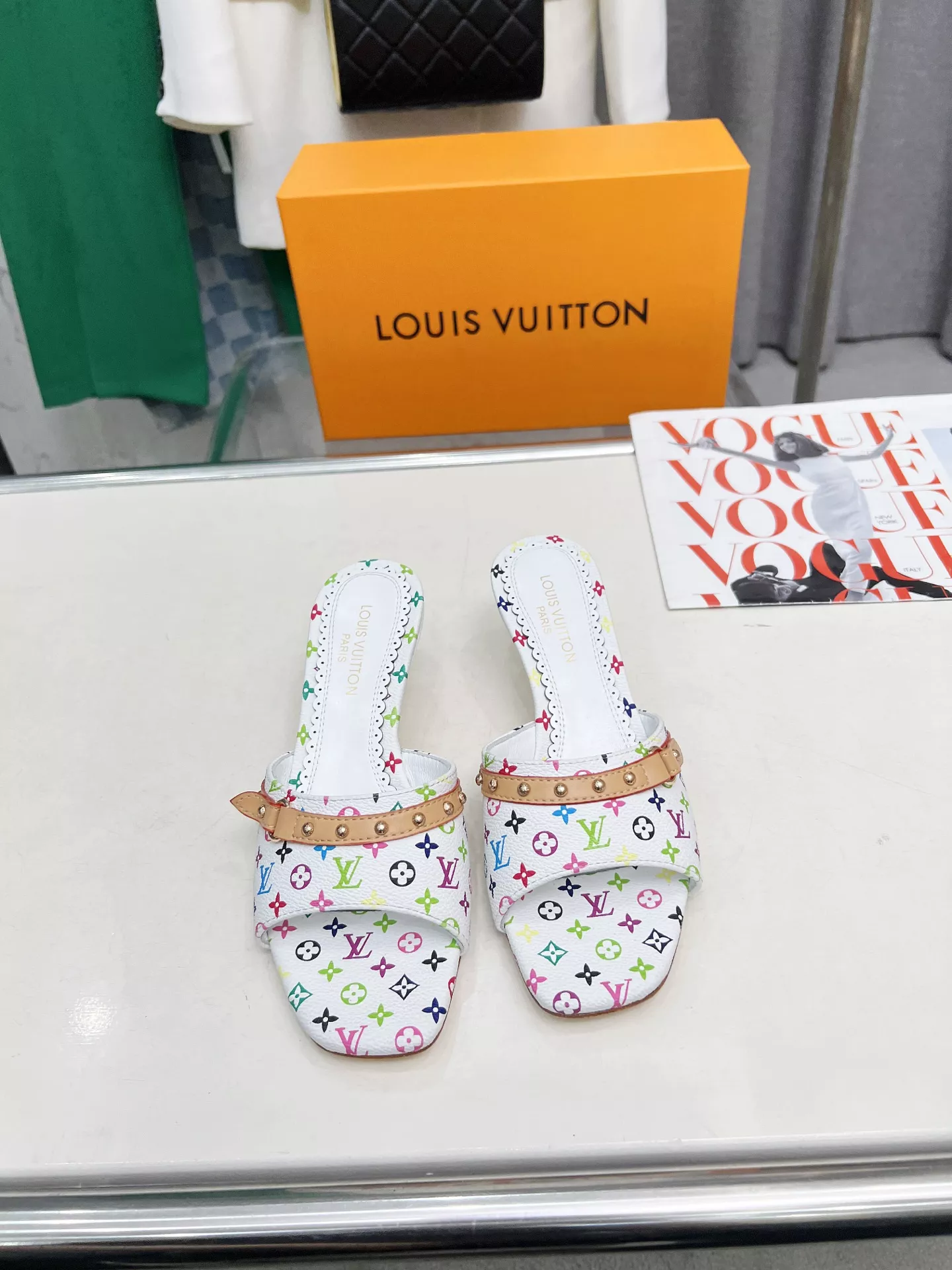 Sleek 724 Louis Vuitton Slippers For Women