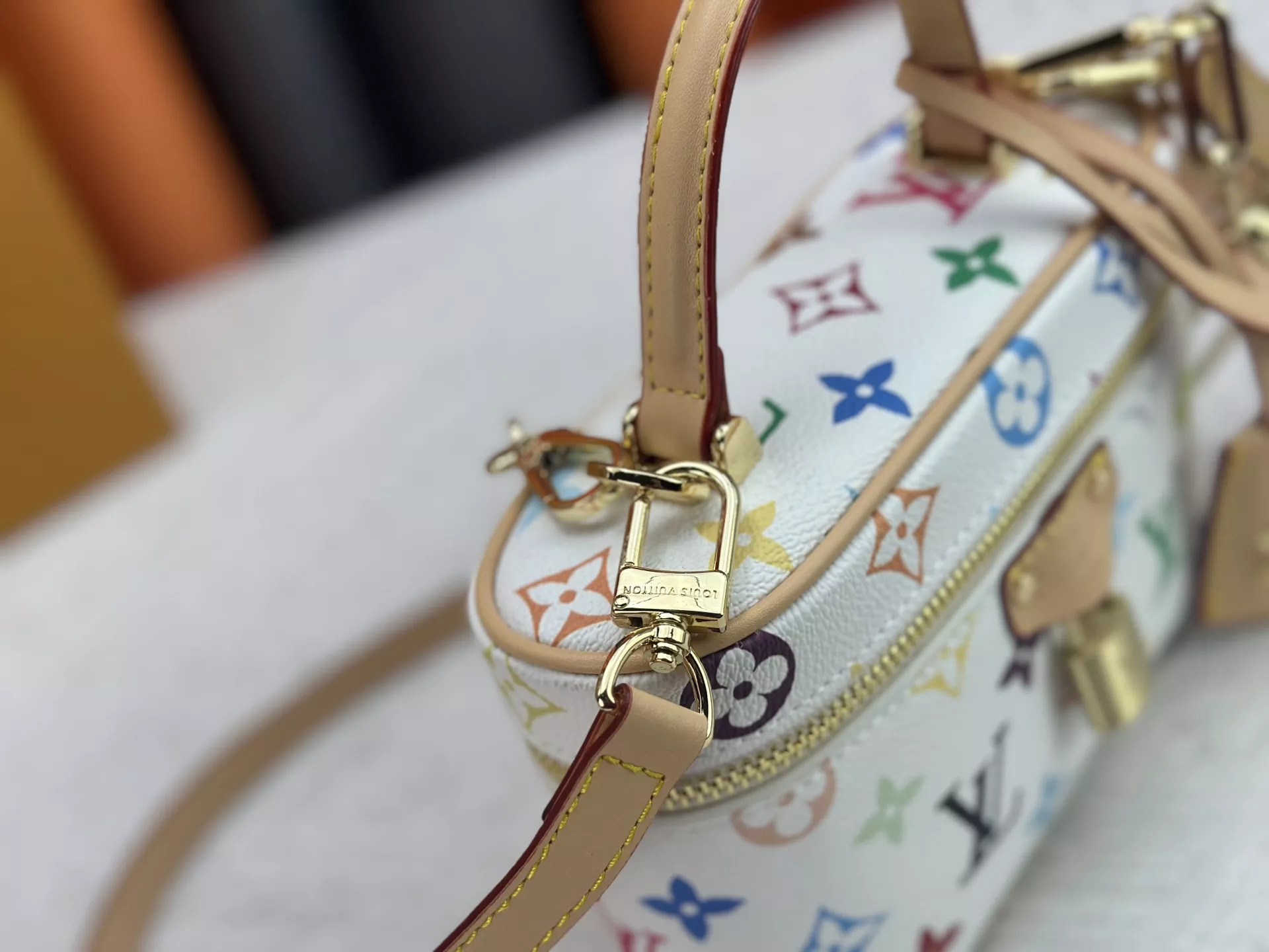 Sleek 7331 Louis Vuitton AAA Quality Messenger Bags For Women