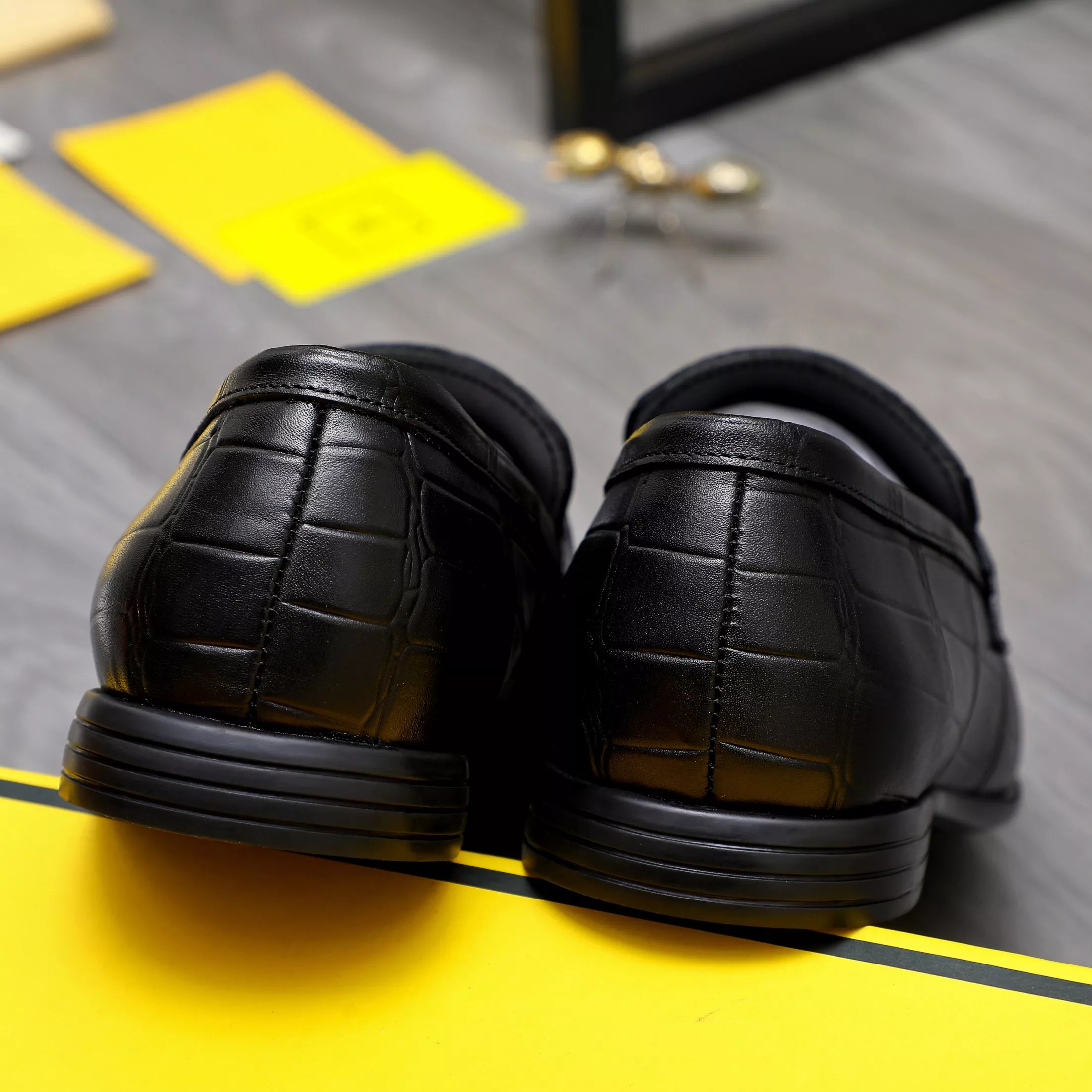 Sleek 818 Fendi Leather Shoes For Men